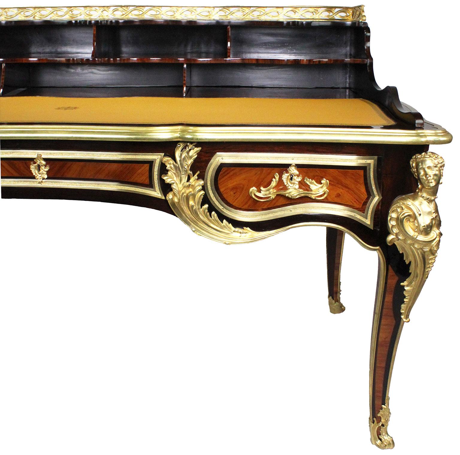 Scrivania in stile Luigi XV francese in mogano, legno satinato e bronzo dorato in vendita 3