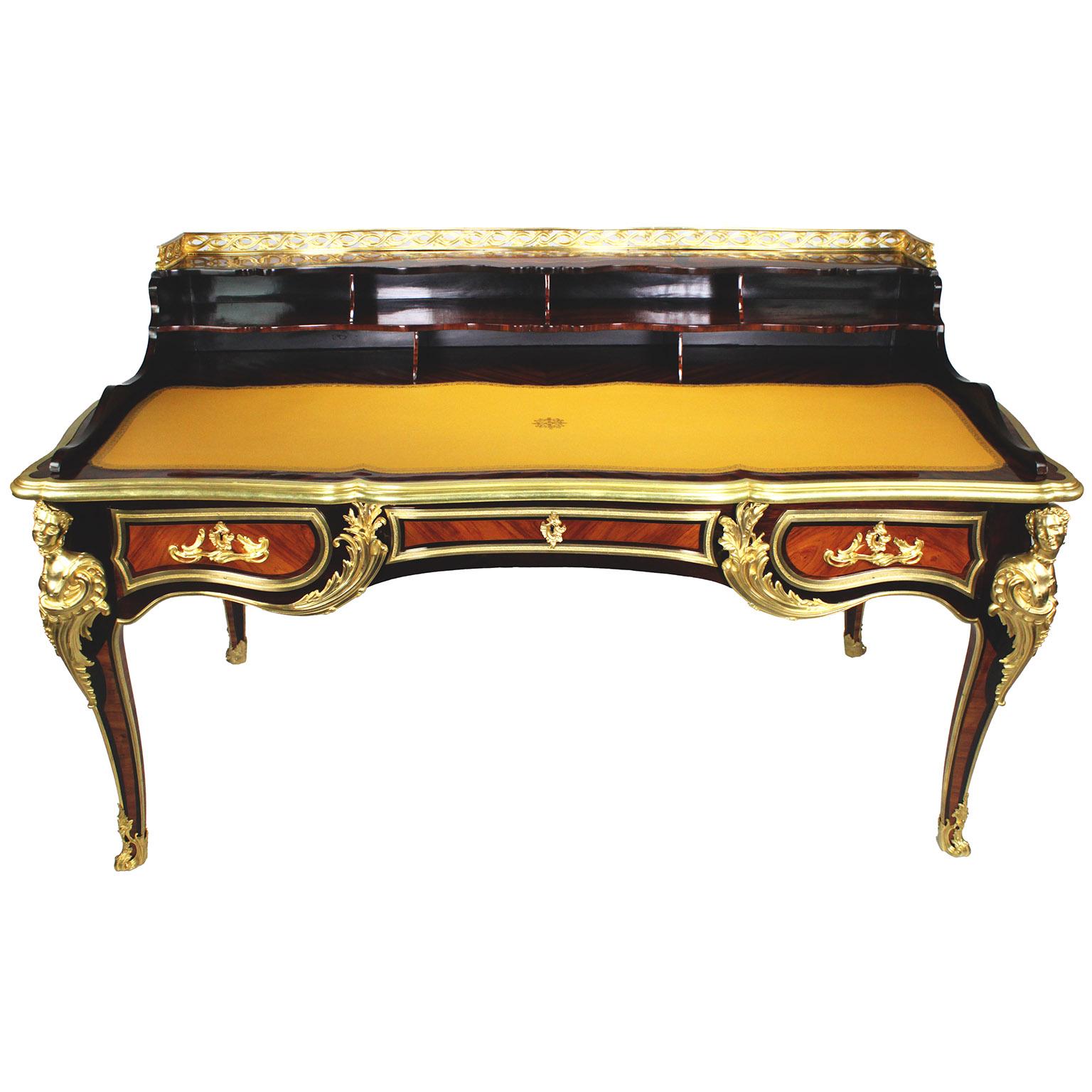 Francese Scrivania in stile Luigi XV francese in mogano, legno satinato e bronzo dorato in vendita