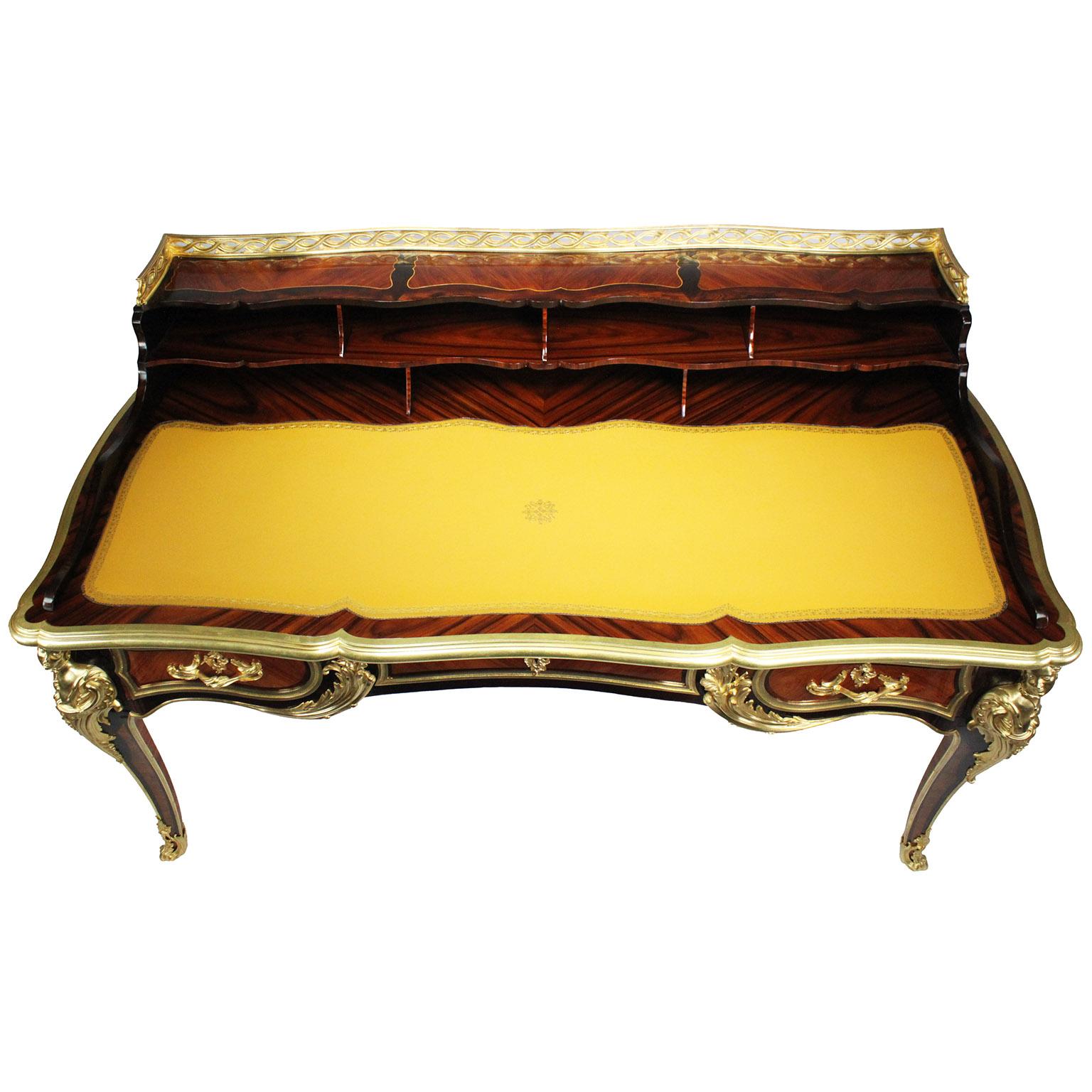 Goffrato Scrivania in stile Luigi XV francese in mogano, legno satinato e bronzo dorato in vendita