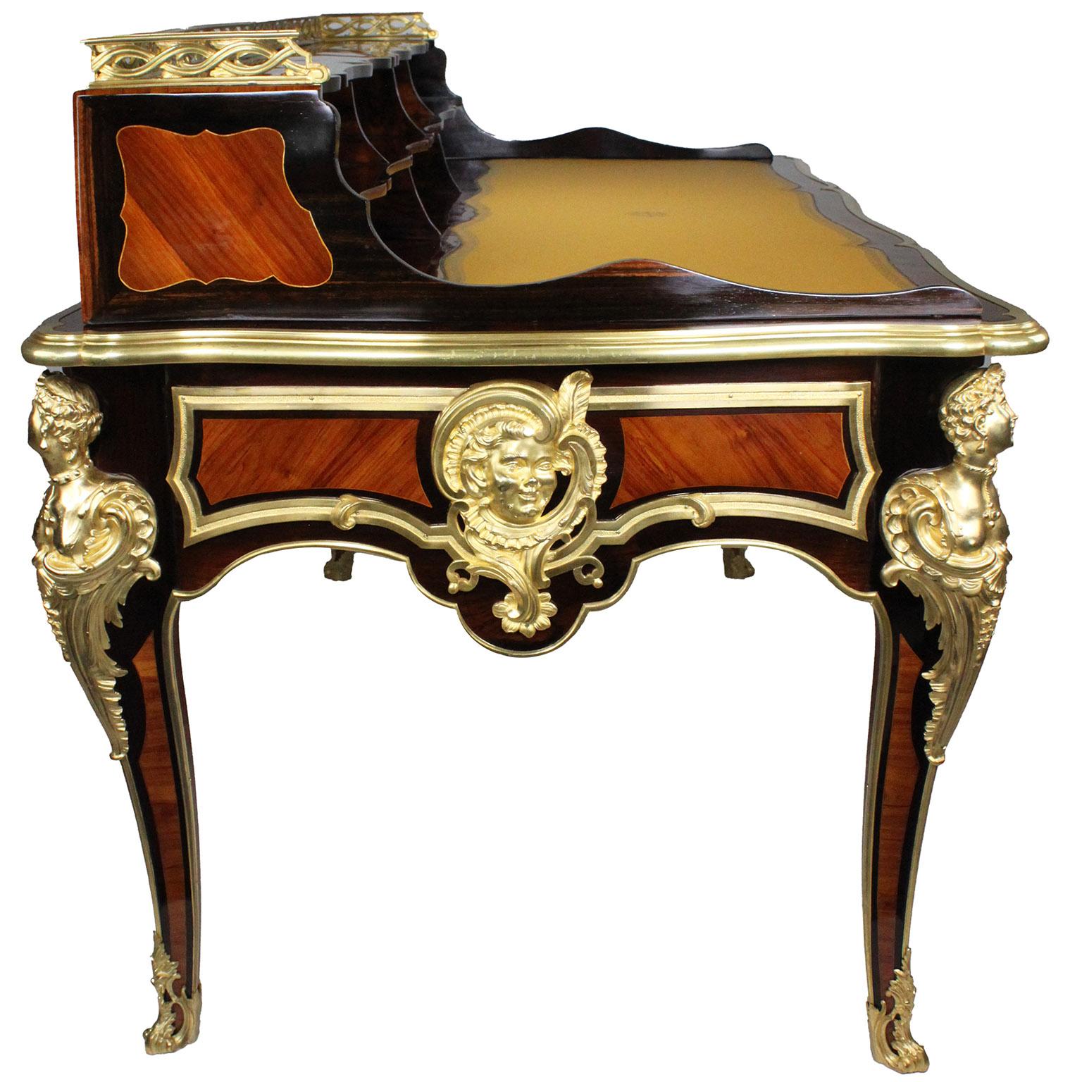 Scrivania in stile Luigi XV francese in mogano, legno satinato e bronzo dorato In condizioni buone in vendita a Los Angeles, CA