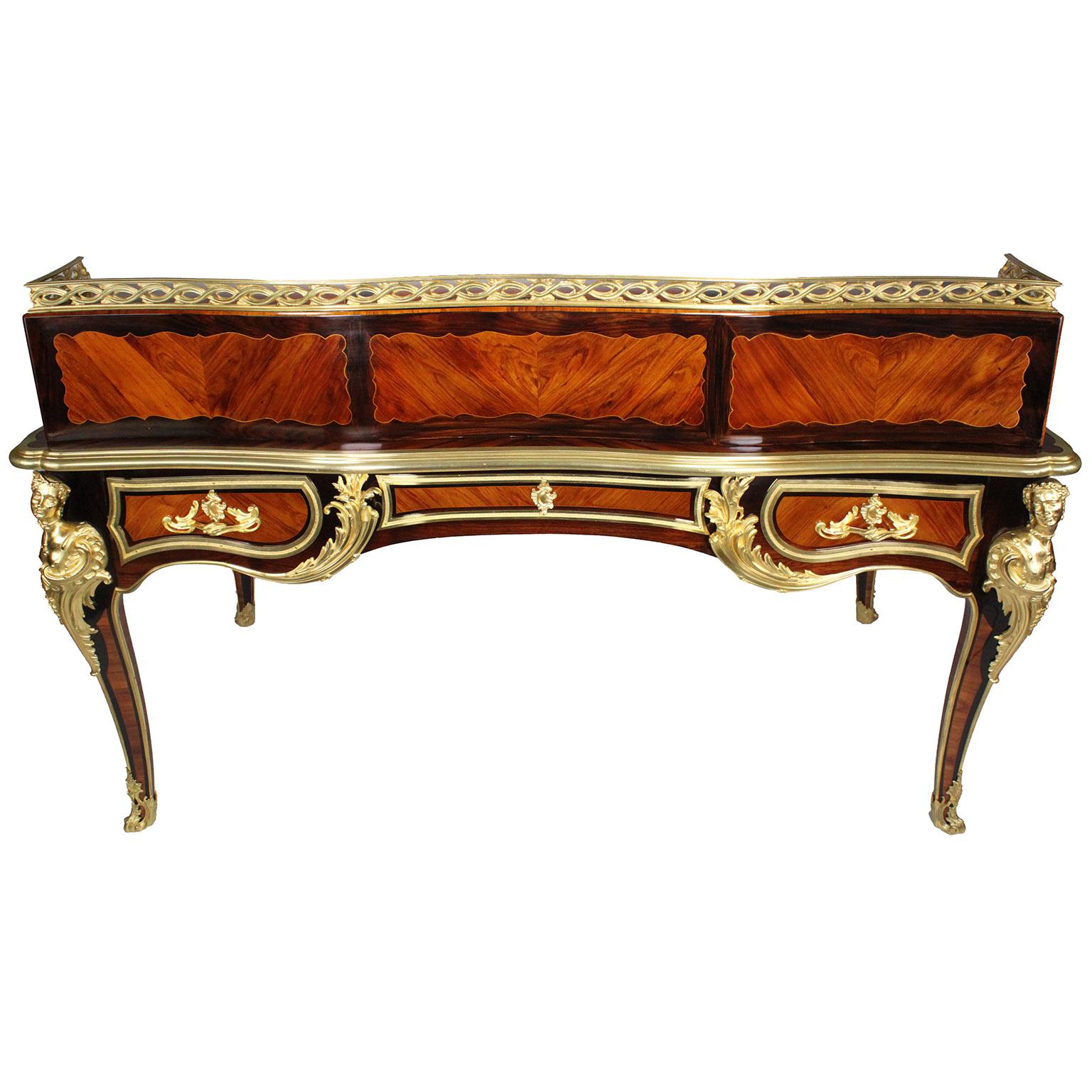 XIX secolo Scrivania in stile Luigi XV francese in mogano, legno satinato e bronzo dorato in vendita