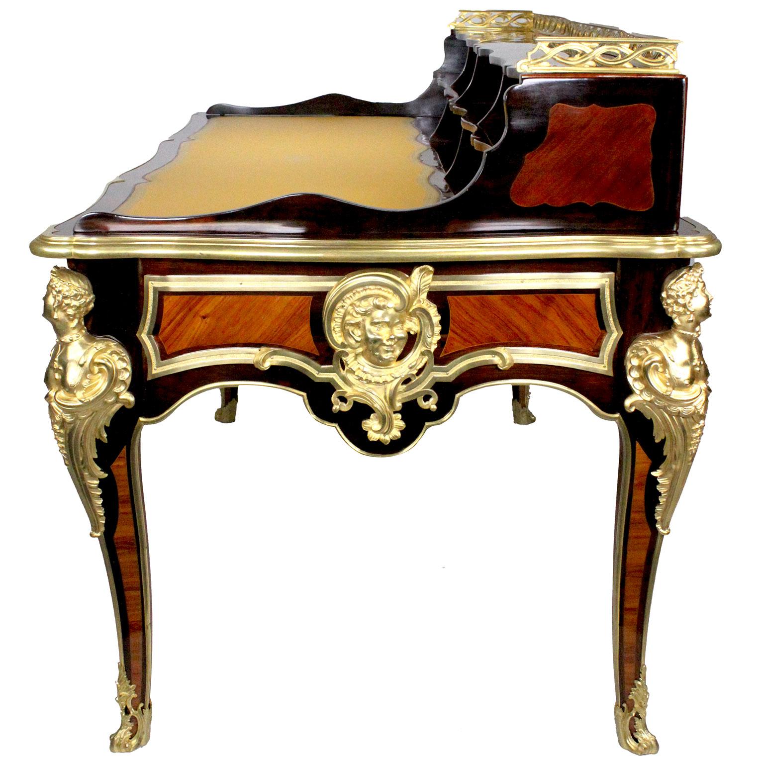 Bronzo Scrivania in stile Luigi XV francese in mogano, legno satinato e bronzo dorato in vendita