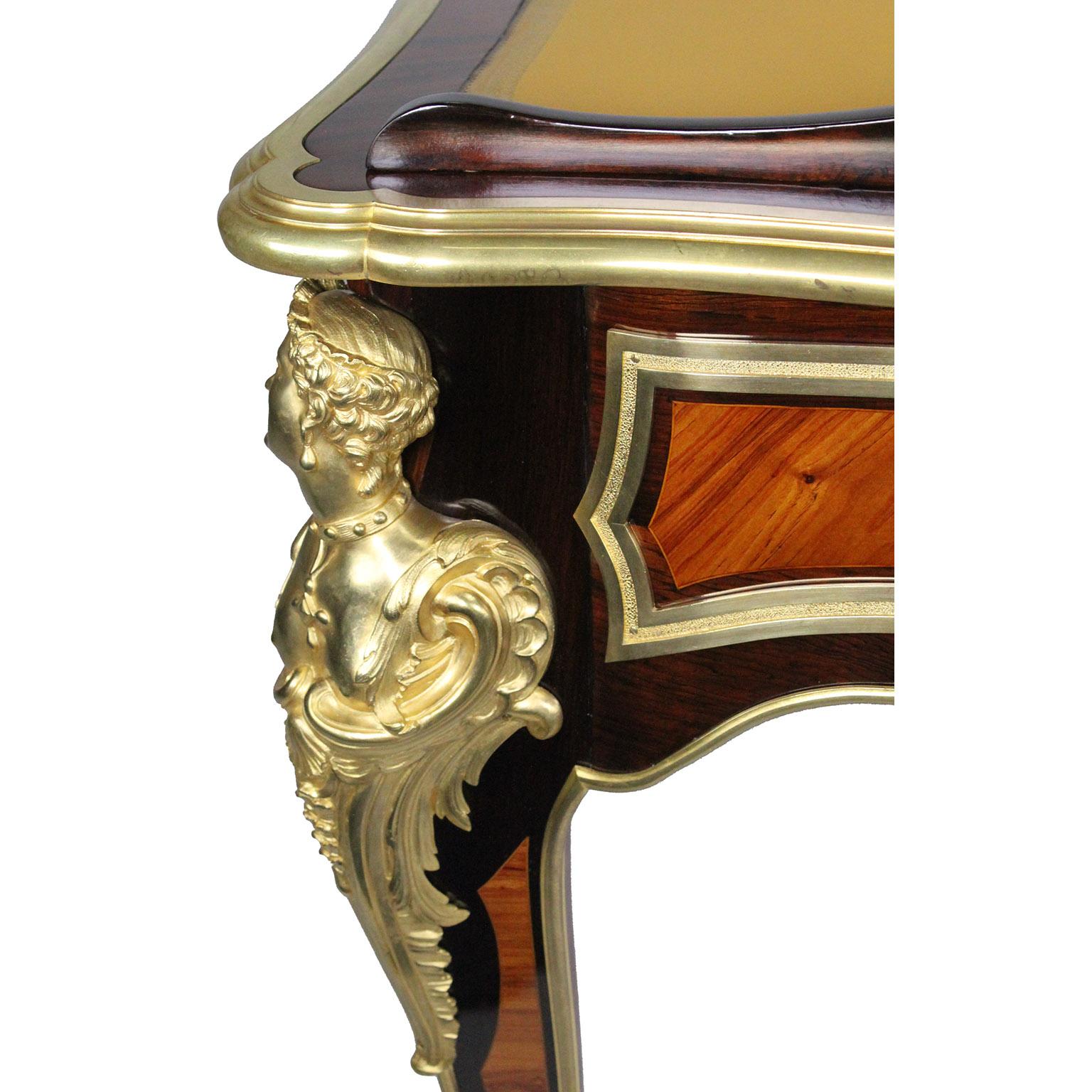 Scrivania in stile Luigi XV francese in mogano, legno satinato e bronzo dorato in vendita 1