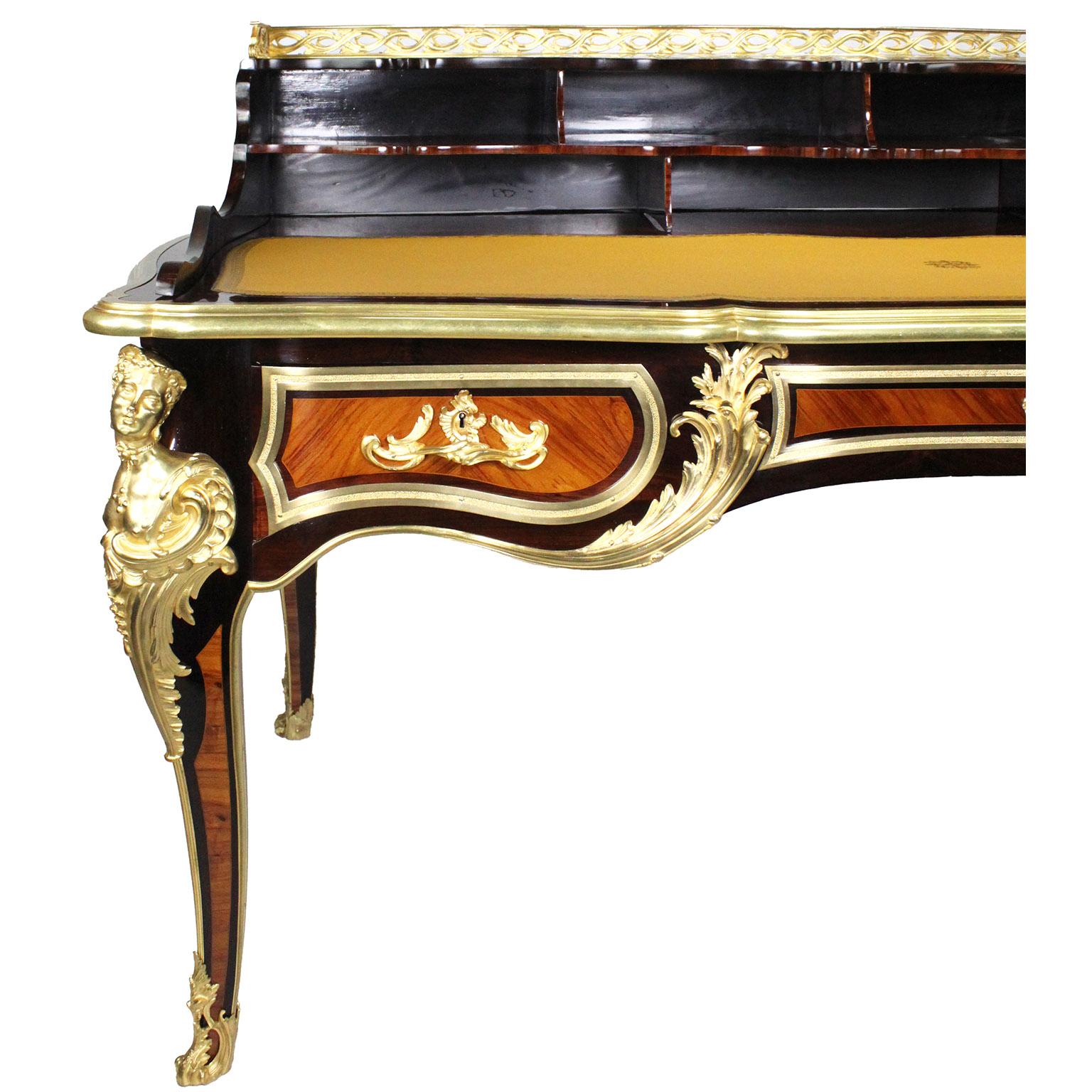 Scrivania in stile Luigi XV francese in mogano, legno satinato e bronzo dorato in vendita 2