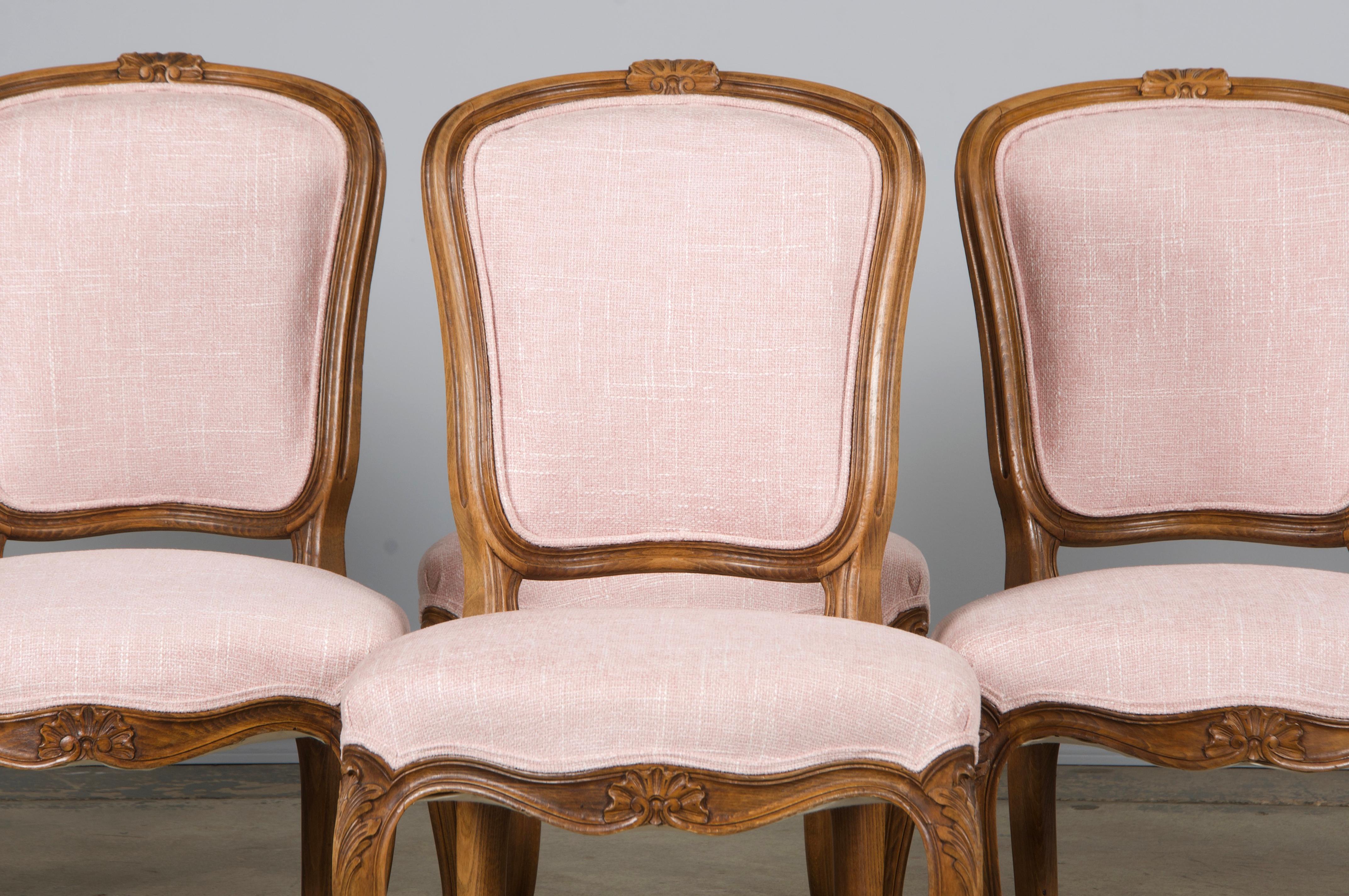 Un elegante set di otto sedie da pranzo francesi in stile Luigi XV, provenienti dalla Provenza, in Francia. Splendidamente realizzate a mano in legno d'acero massiccio, le sedie presentano una patina naturale invecchiata con ricchi toni marroni