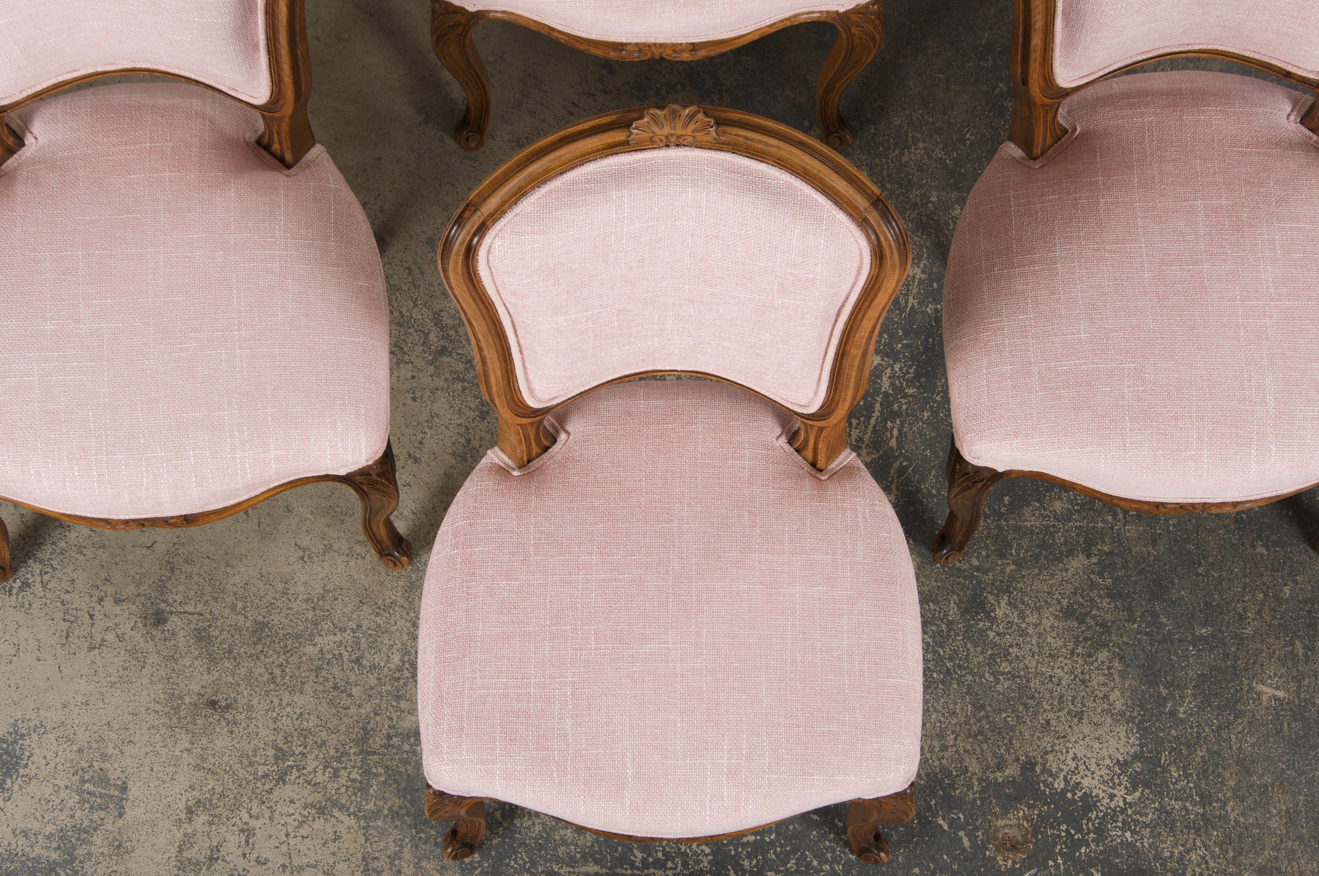 Intagliato a mano Sedie da pranzo francesi in stile Luigi XV in acero color rosa confetto - set di 8 in vendita