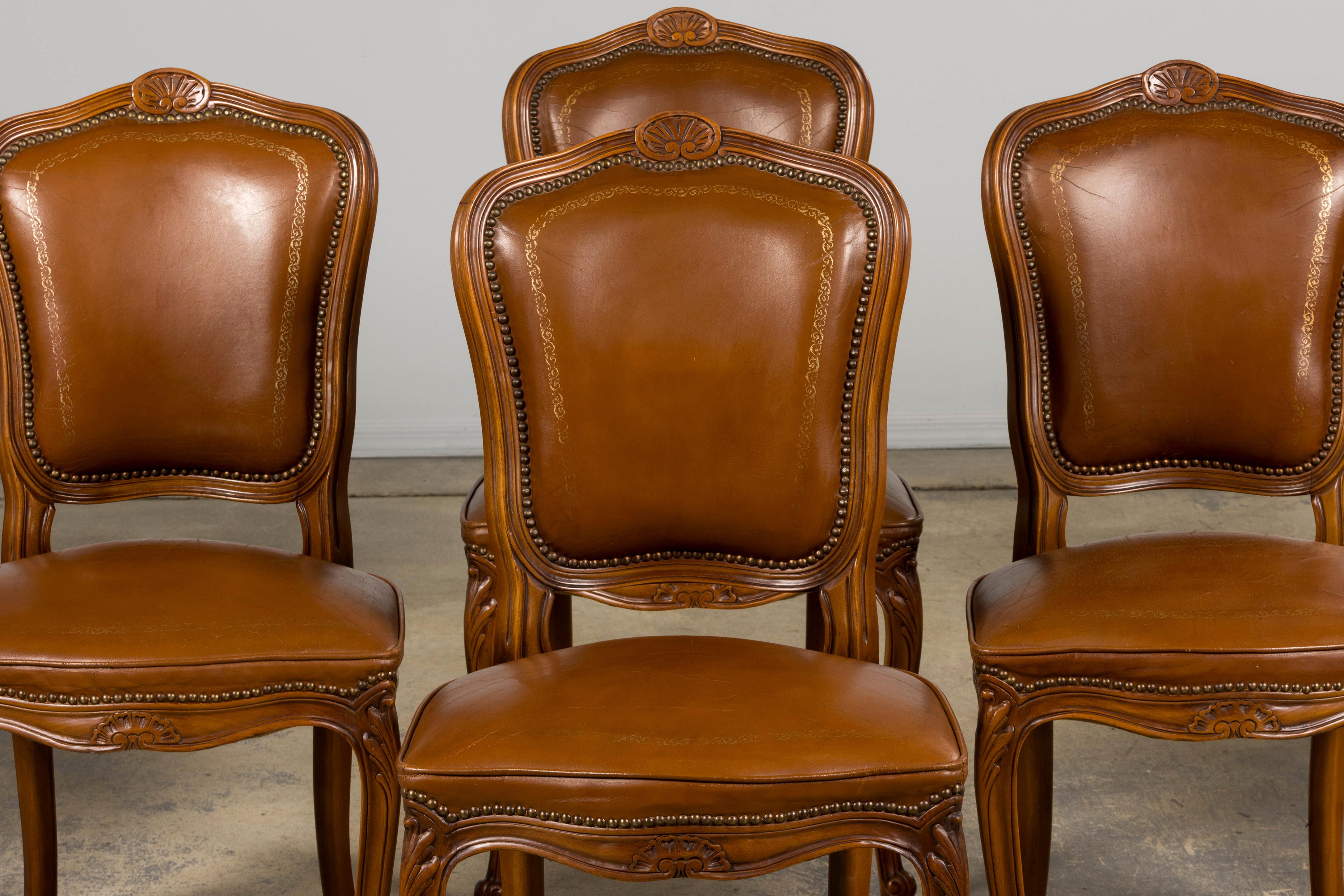 Un ensemble traditionnel de six chaises de salle à manger de style campagne française du milieu du XXe siècle, fabriquées dans le style Louis XV et provenant de Provence, France. Fabriquées à la main par des experts en érable massif, les chaises ont