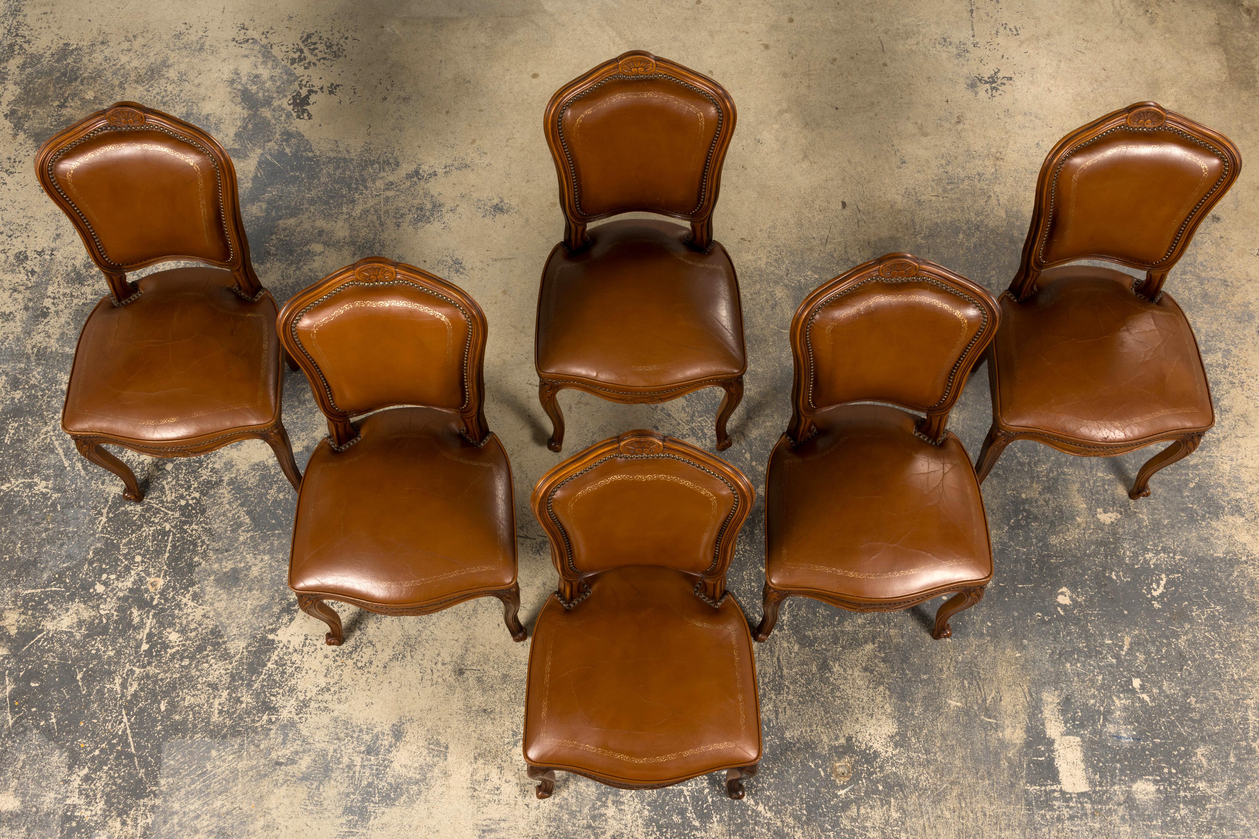 Français Chaises de salle à manger en érable de style Louis XV en cuir brun - Lot de 6 en vente