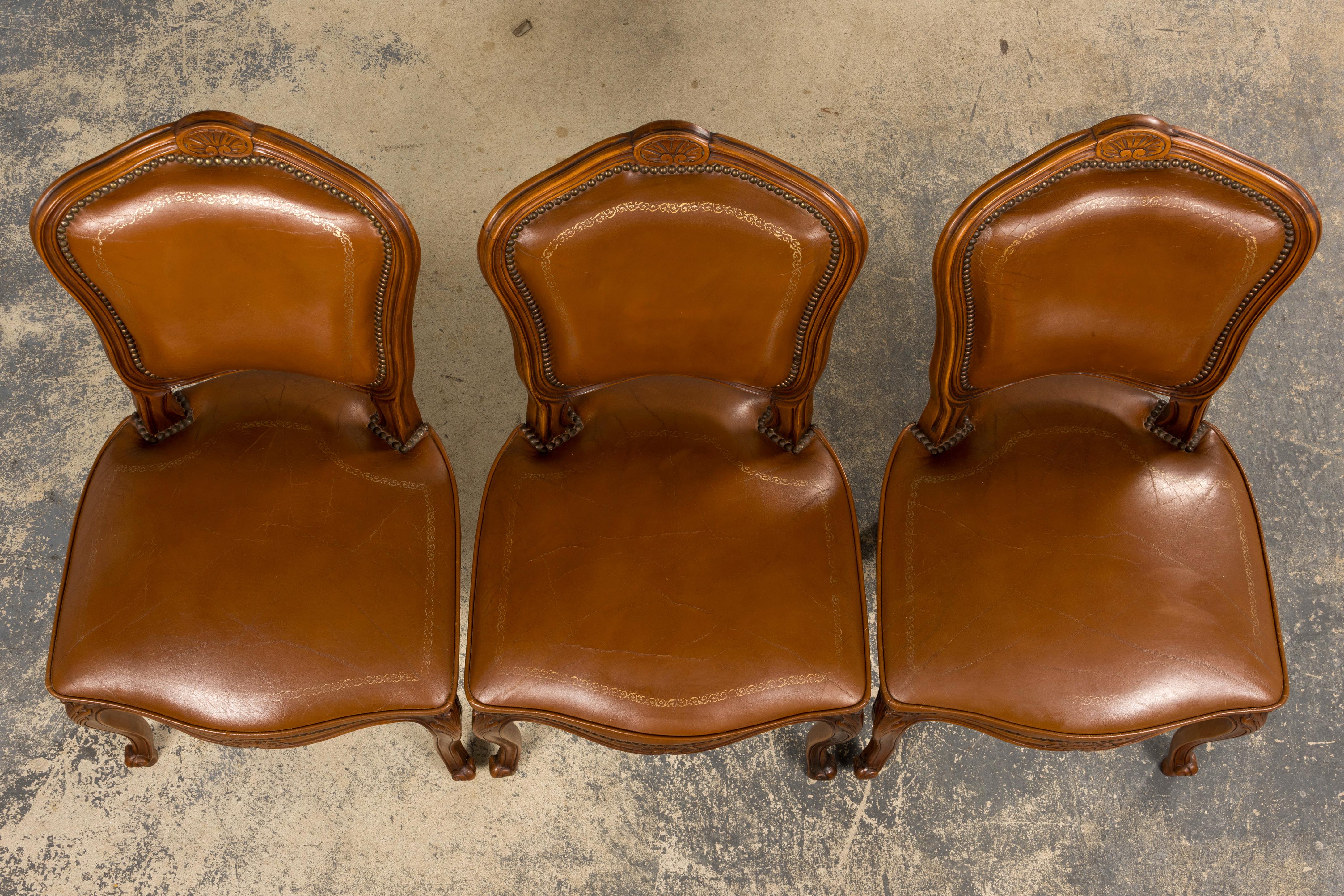 Sculpté à la main Chaises de salle à manger en érable de style Louis XV en cuir brun - Lot de 6 en vente