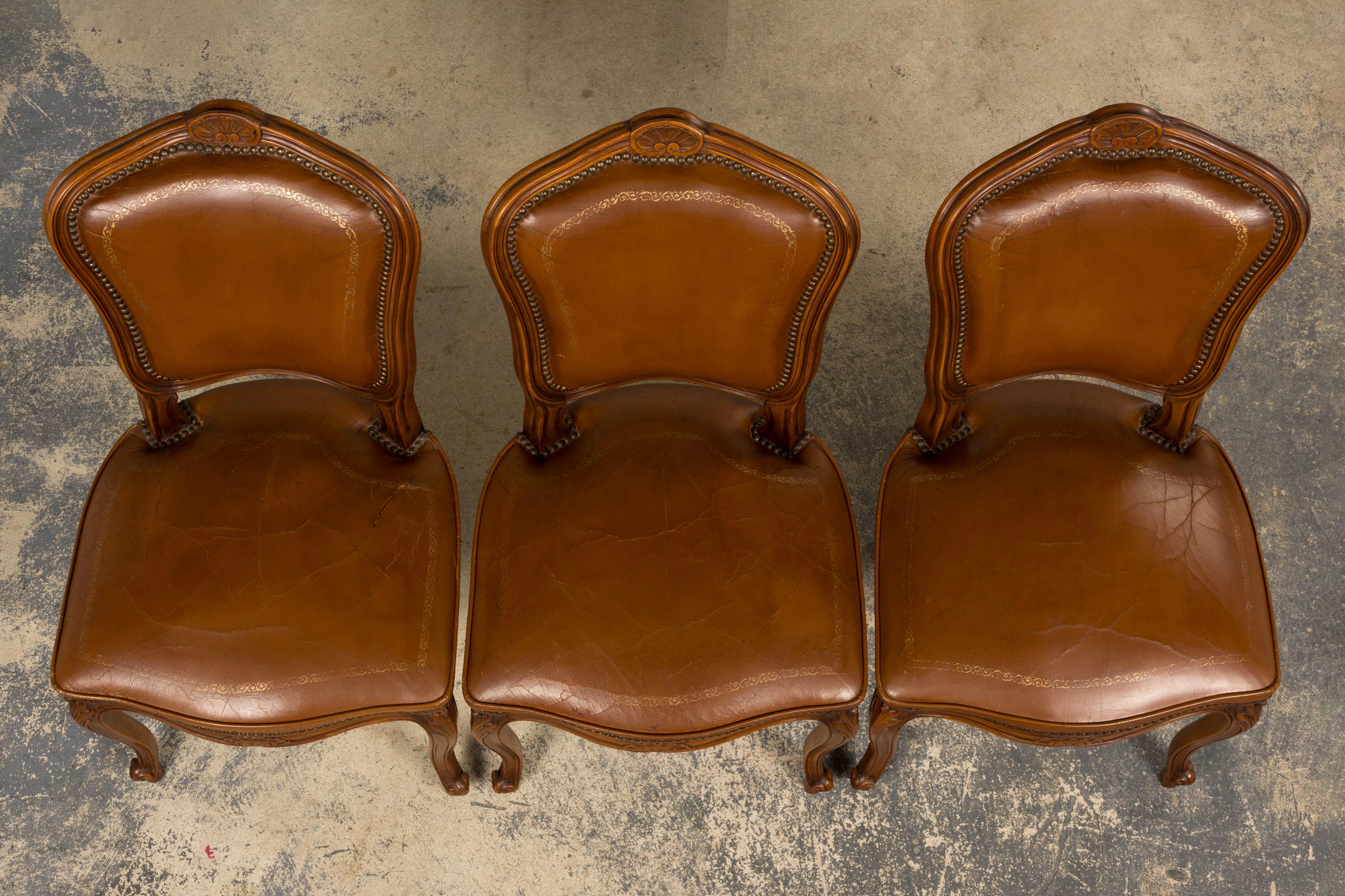 20ième siècle Chaises de salle à manger en érable de style Louis XV en cuir brun - Lot de 6 en vente