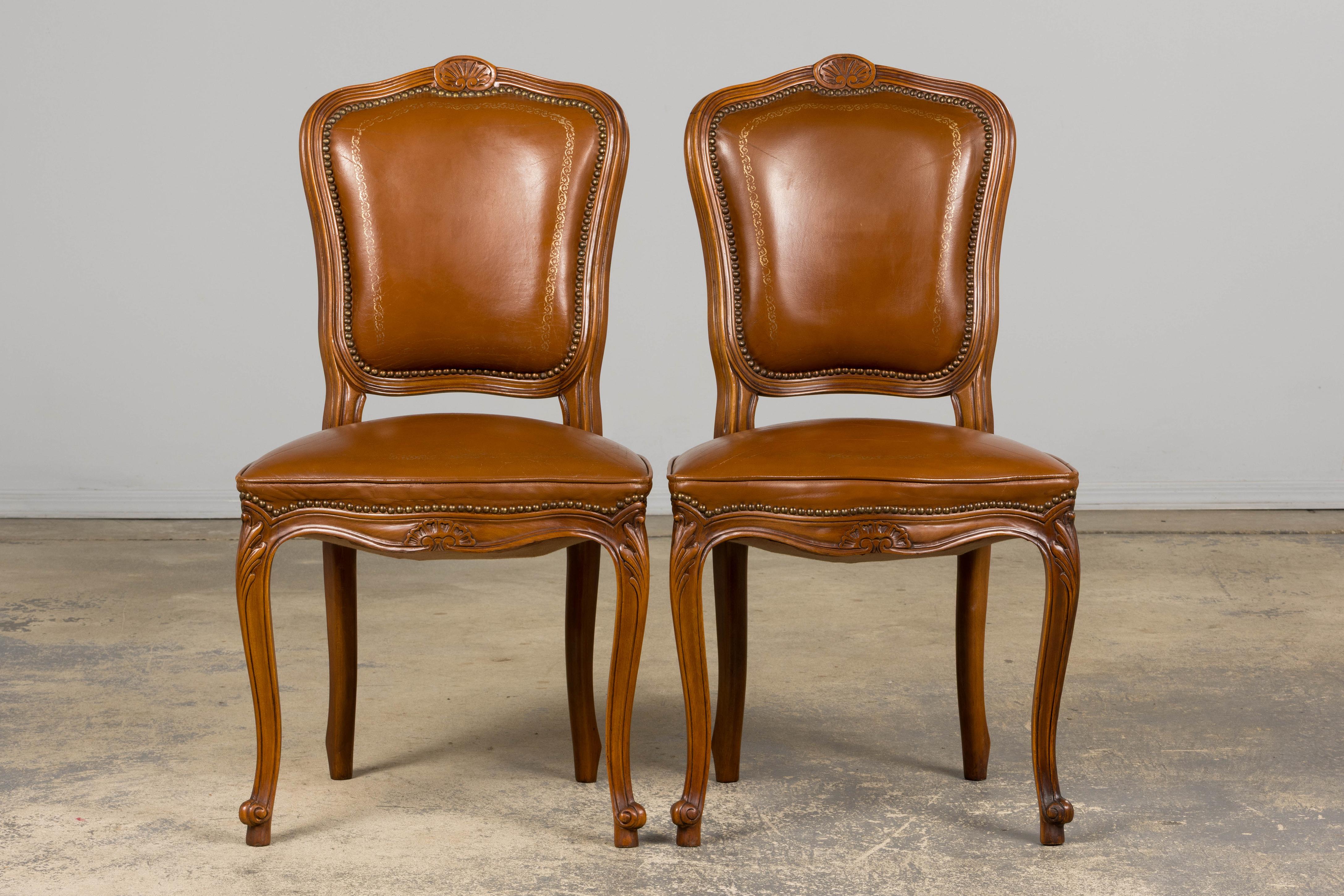 Cuir Chaises de salle à manger en érable de style Louis XV en cuir brun - Lot de 6 en vente