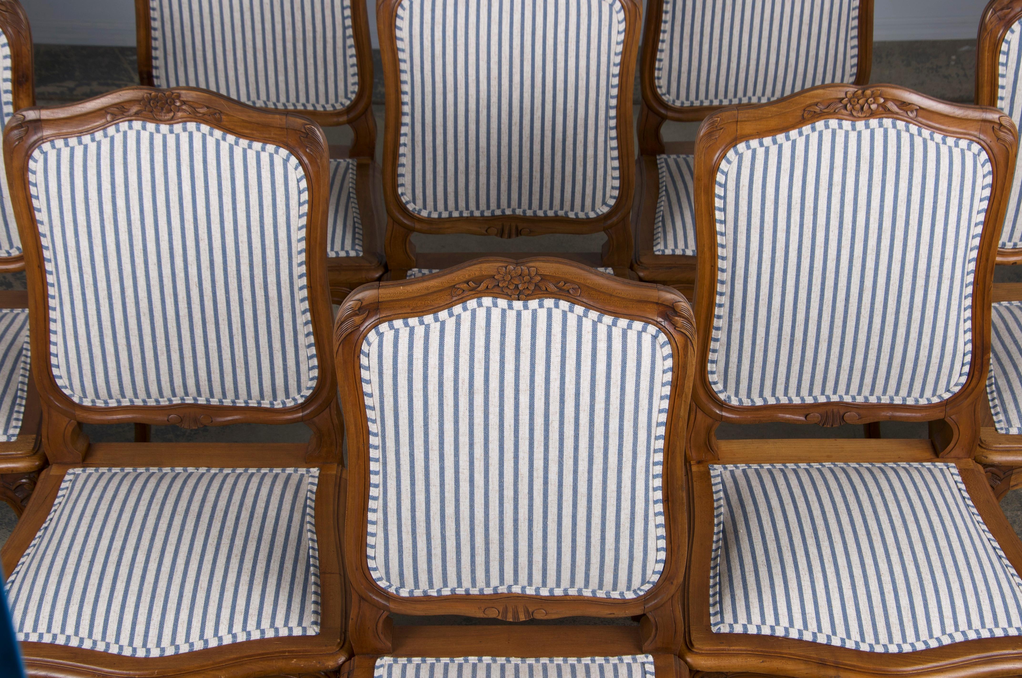 French Louis XV Style Maple Dining Chairs W/ Striped Linen - Set of 10 In Good Condition In Astoria, NY