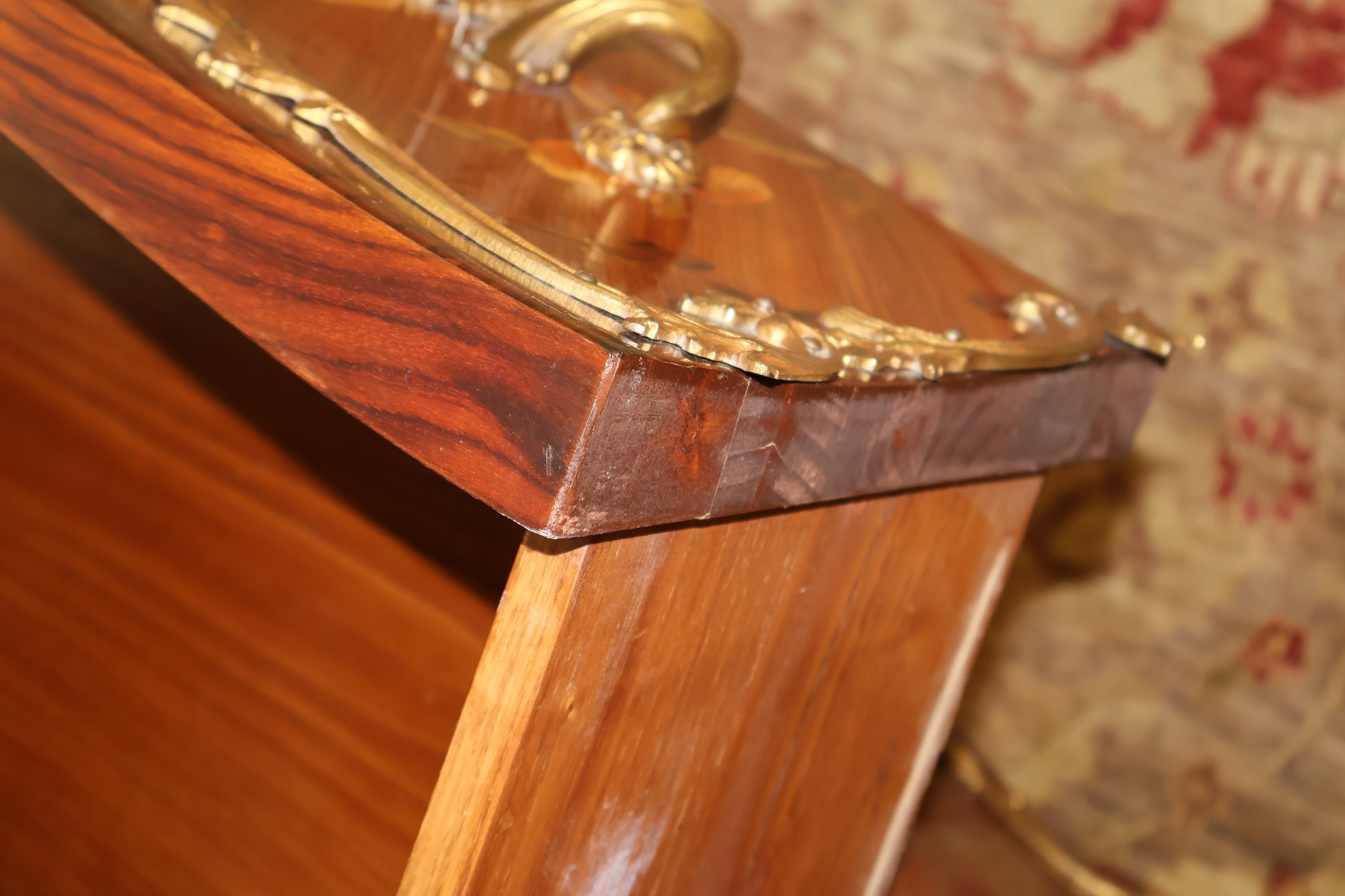 Comò cassettone intarsiato con piano in marmo in stile Luigi XV in vendita 6
