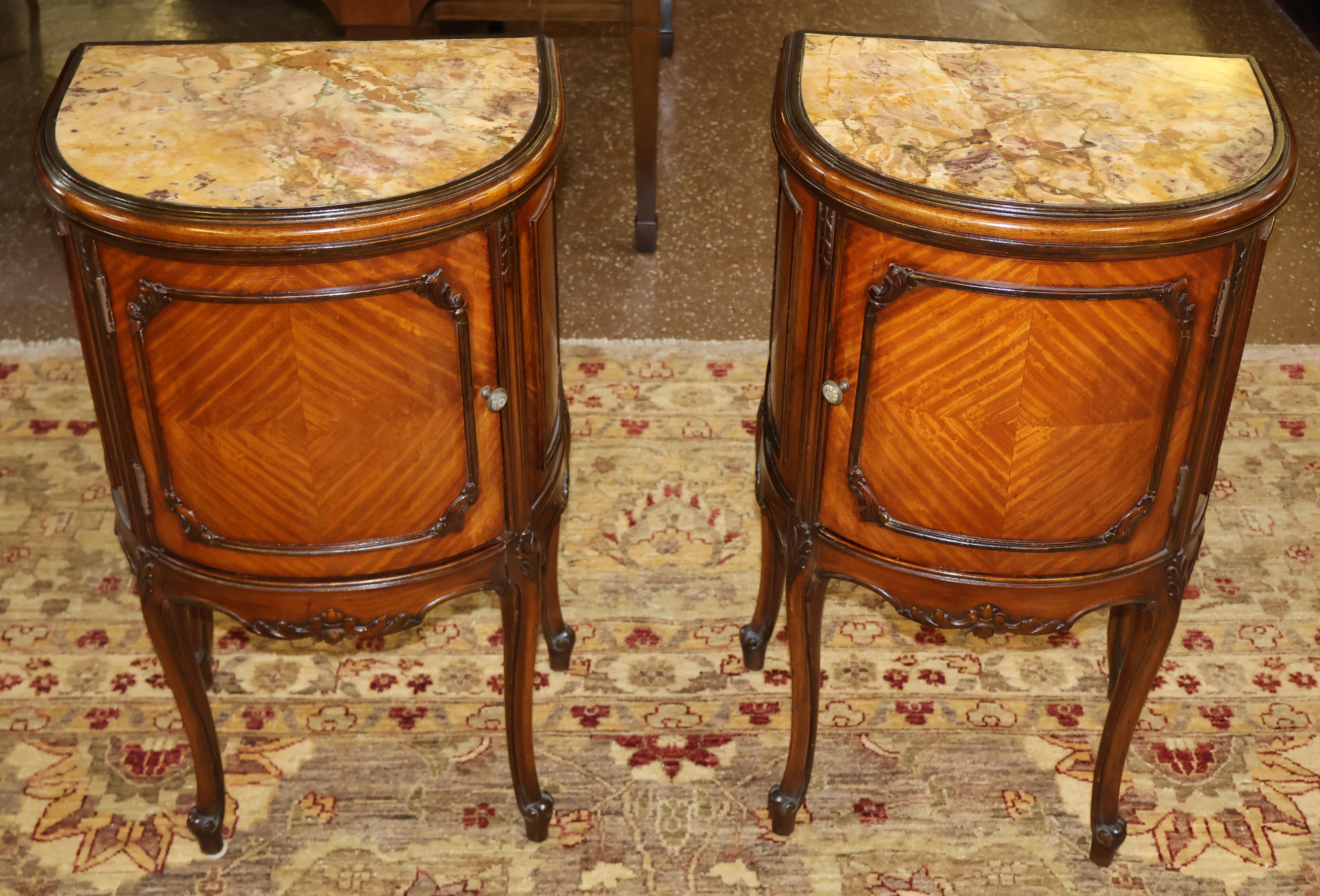 ​French Louis XV Style Marble Top Kingwood End Table Nightstands Circa 1920's

Dimensions : 30.5