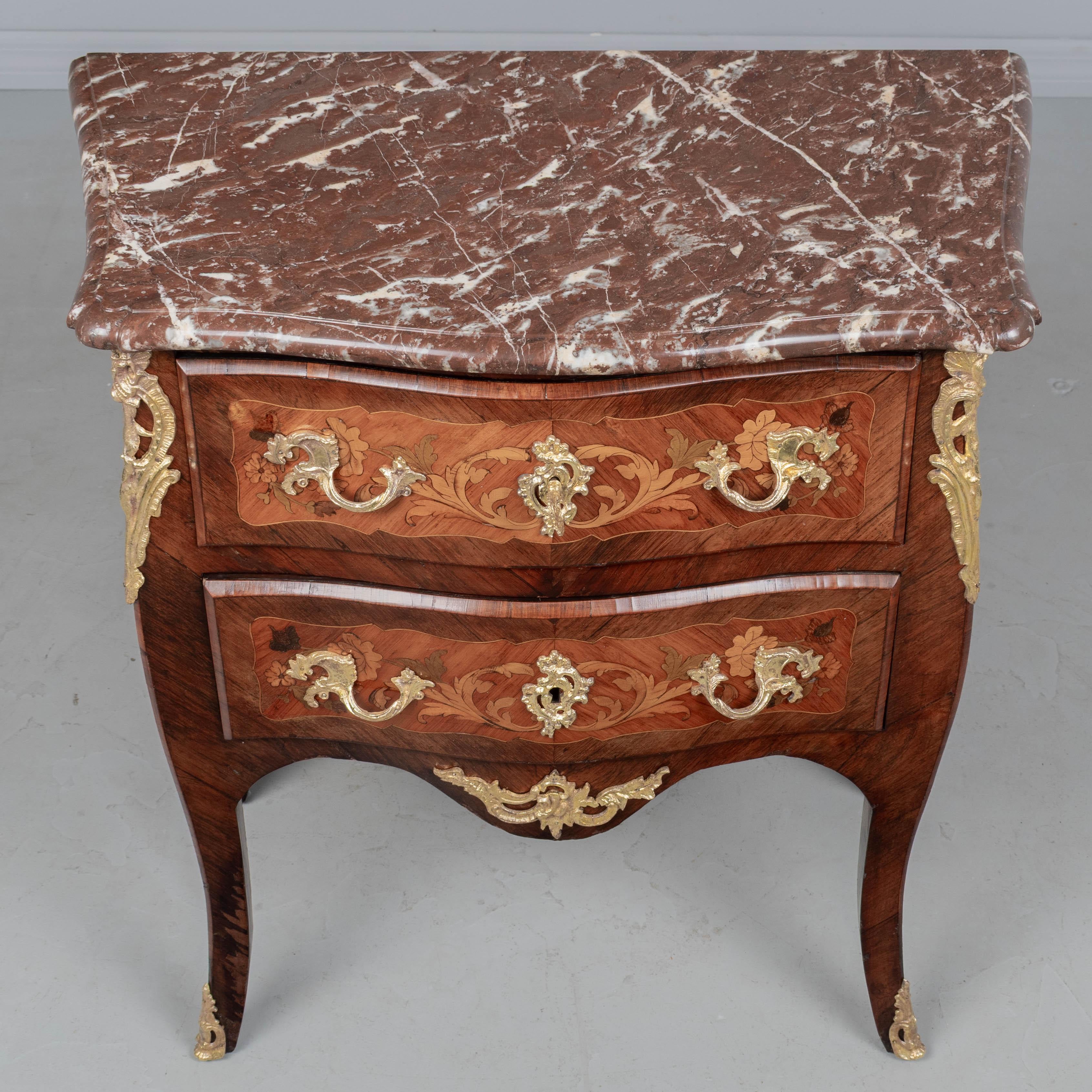 Commode francese in stile Luigi XV con piano in marmo e intarsio in vendita 3