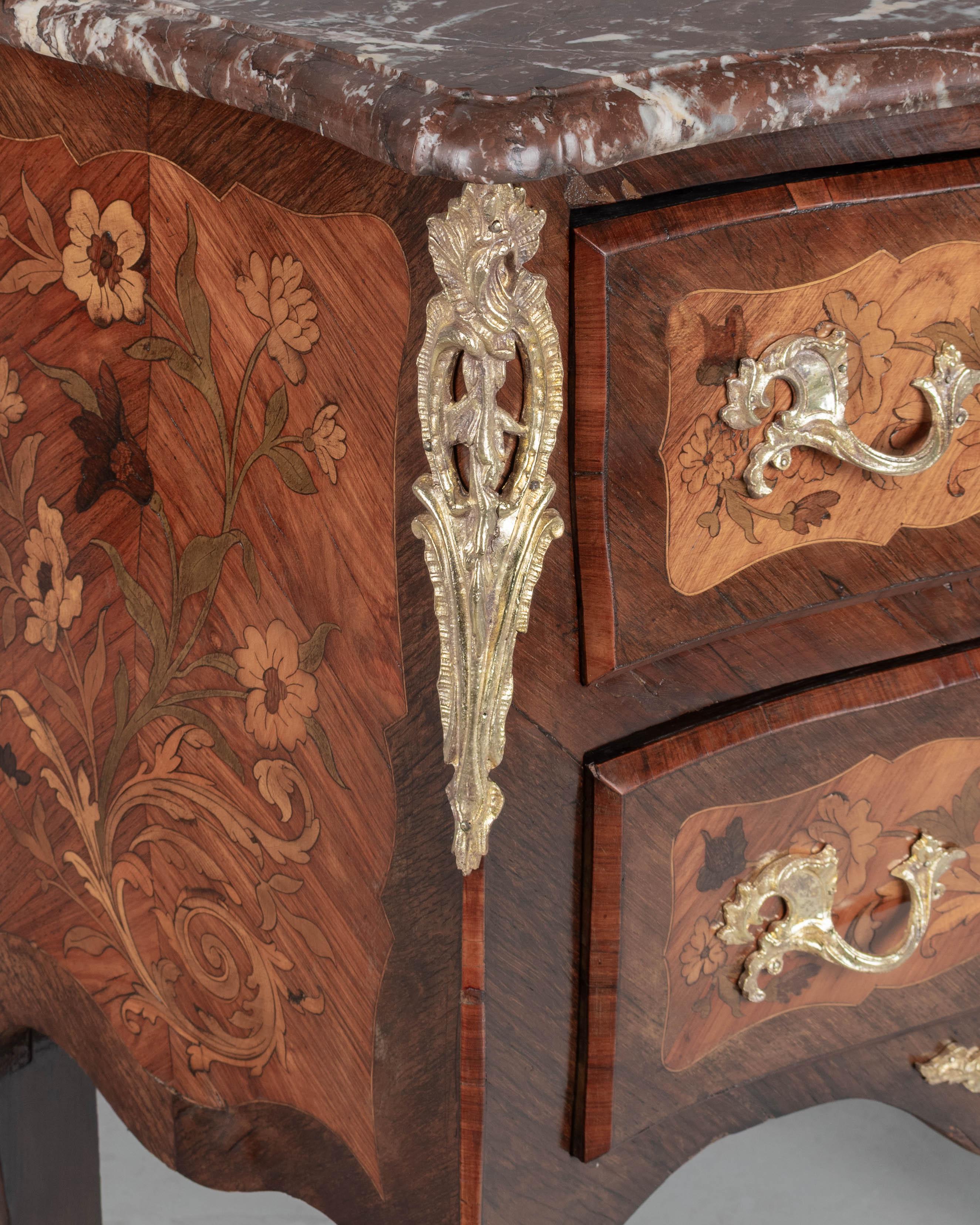 Commode francese in stile Luigi XV con piano in marmo e intarsio in vendita 4