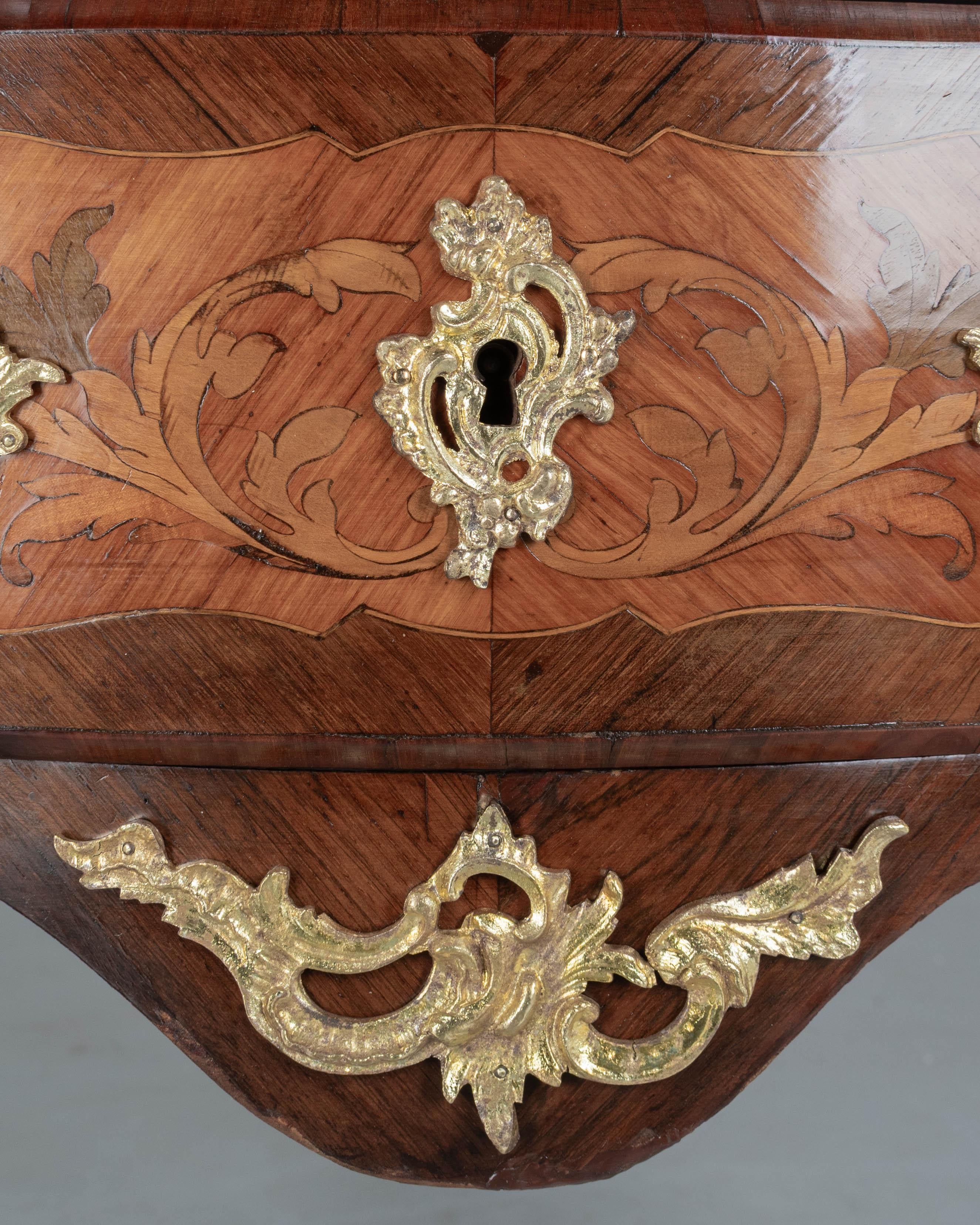 Commode francese in stile Luigi XV con piano in marmo e intarsio in vendita 5