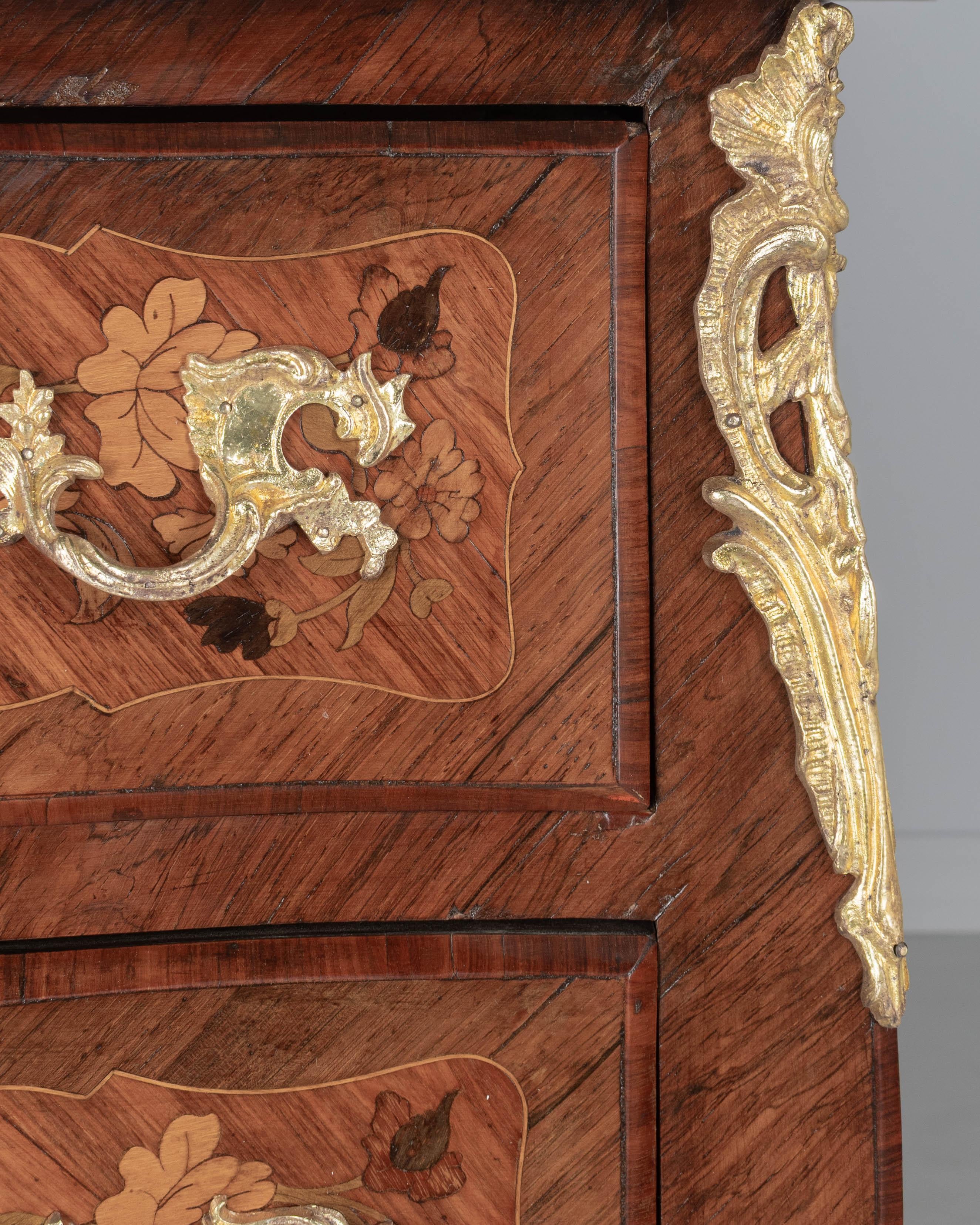 Commode francese in stile Luigi XV con piano in marmo e intarsio in vendita 6