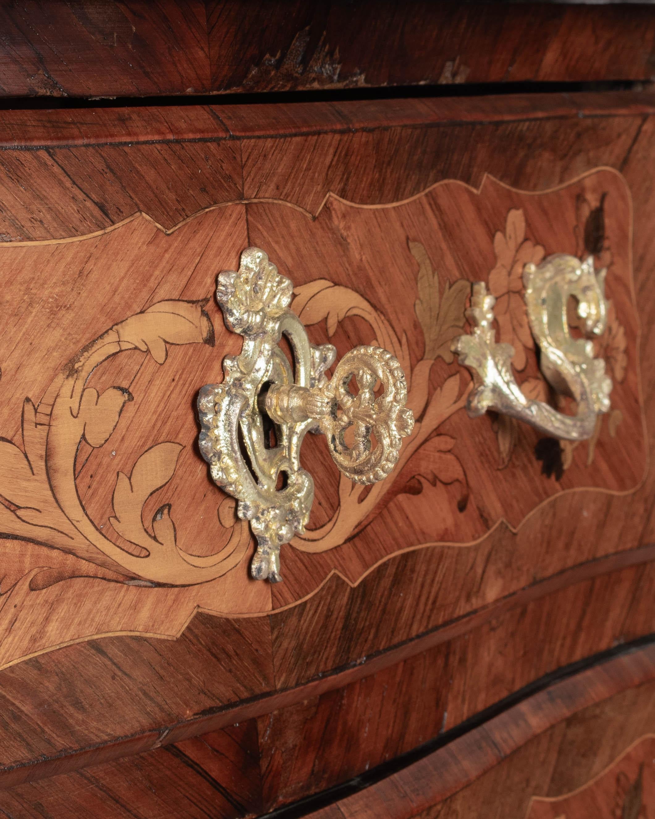 Commode francese in stile Luigi XV con piano in marmo e intarsio in vendita 7