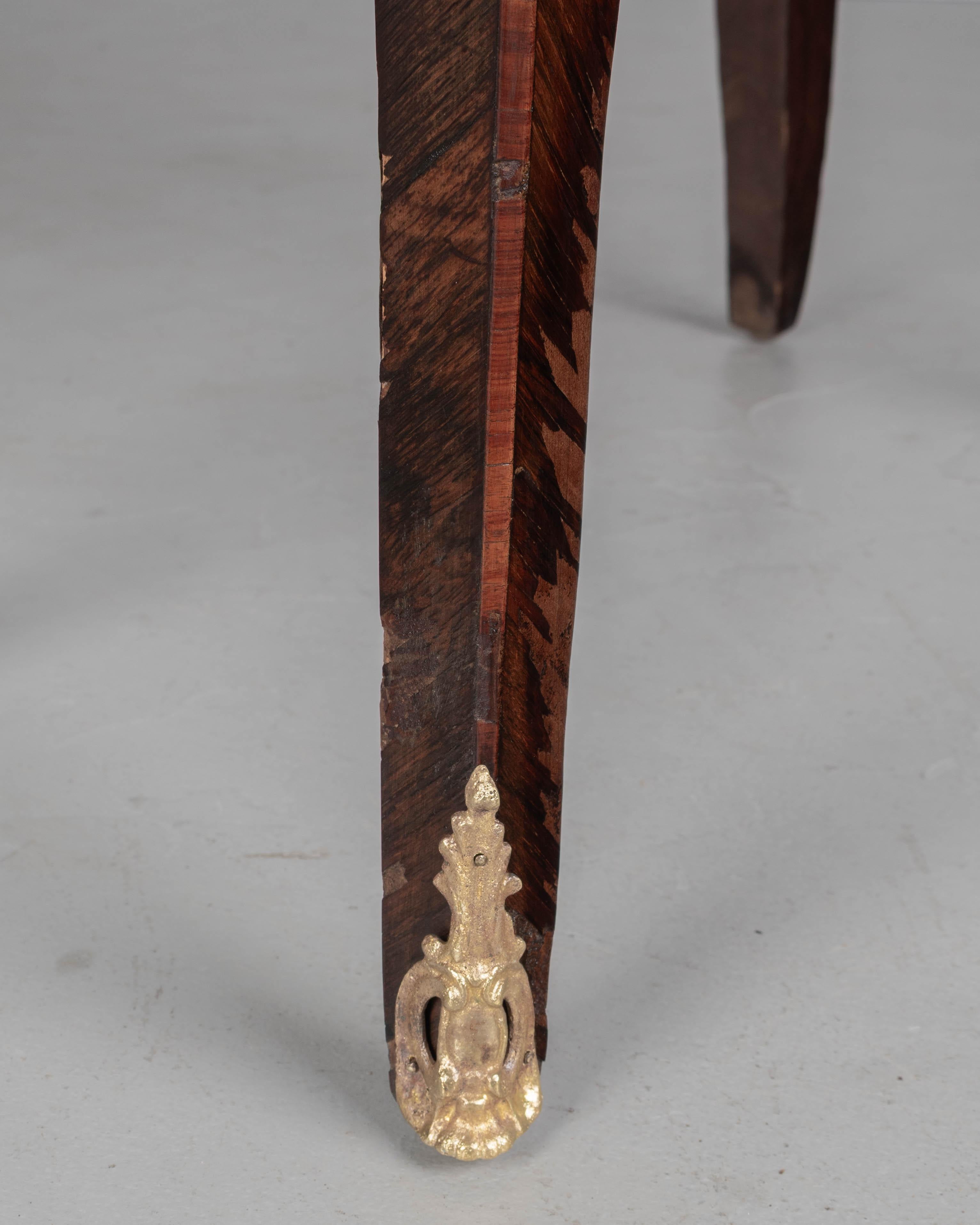 Commode francese in stile Luigi XV con piano in marmo e intarsio in vendita 8