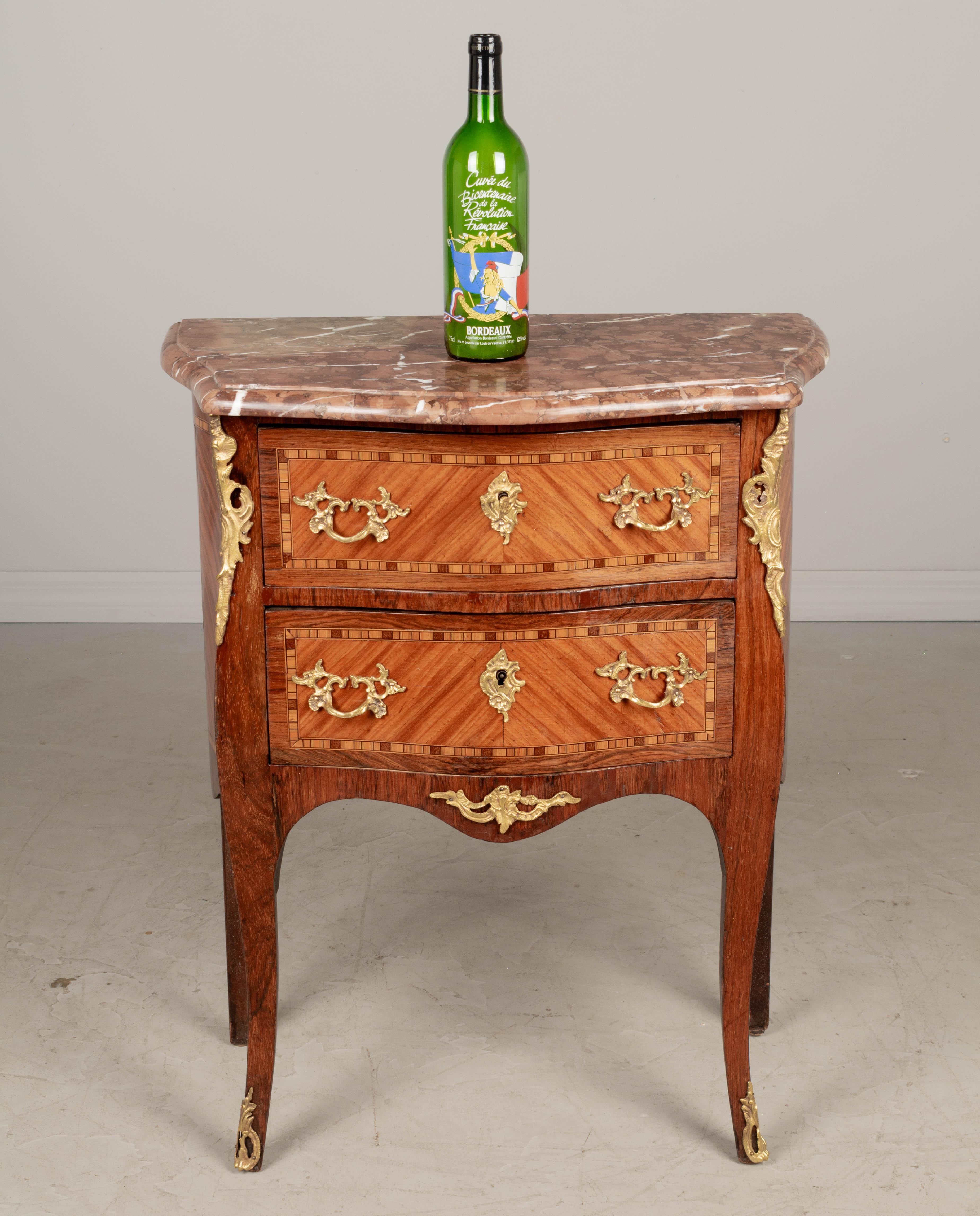 Francese Commode francese in stile Luigi XV con piano in marmo intarsiato in vendita