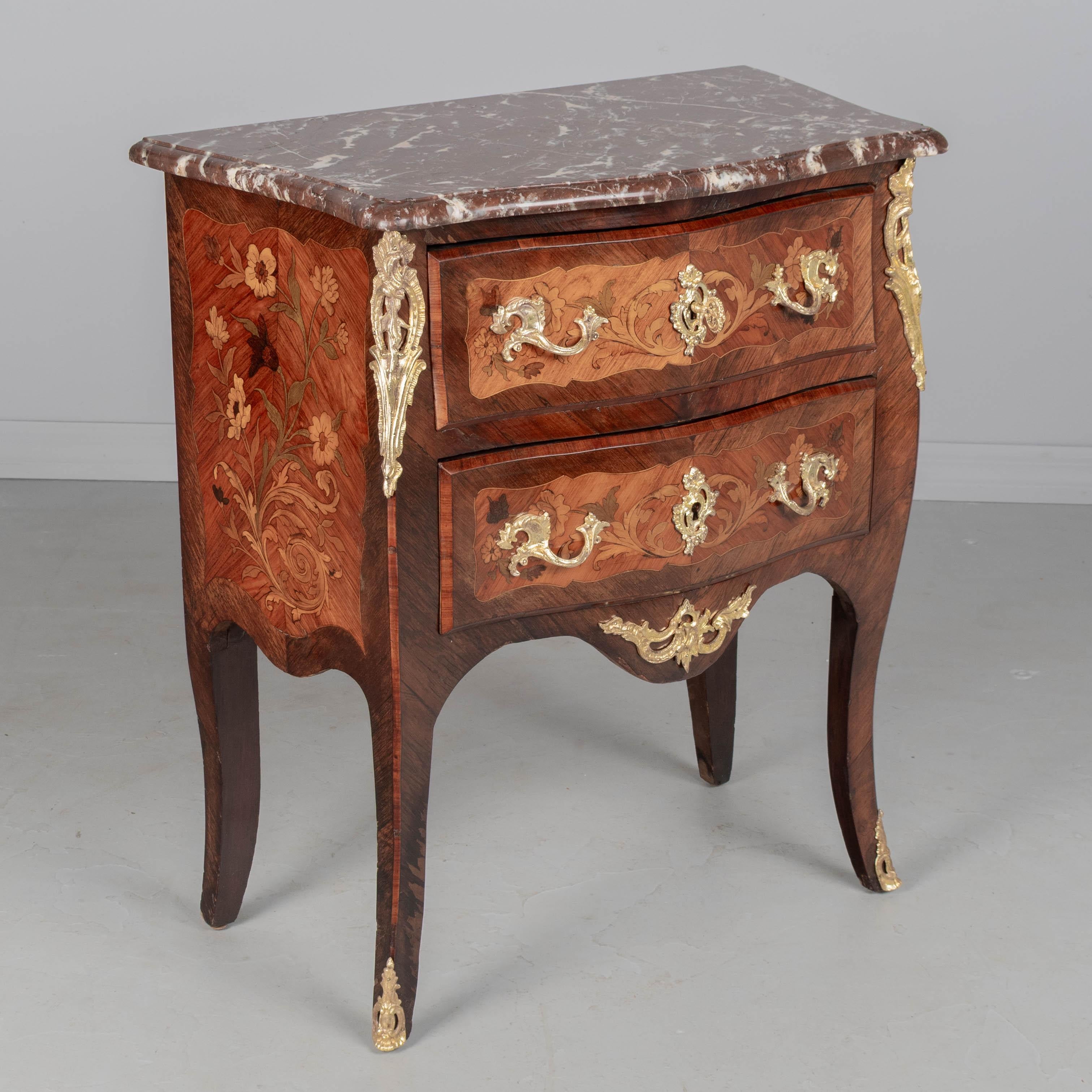 Francese Commode francese in stile Luigi XV con piano in marmo e intarsio in vendita