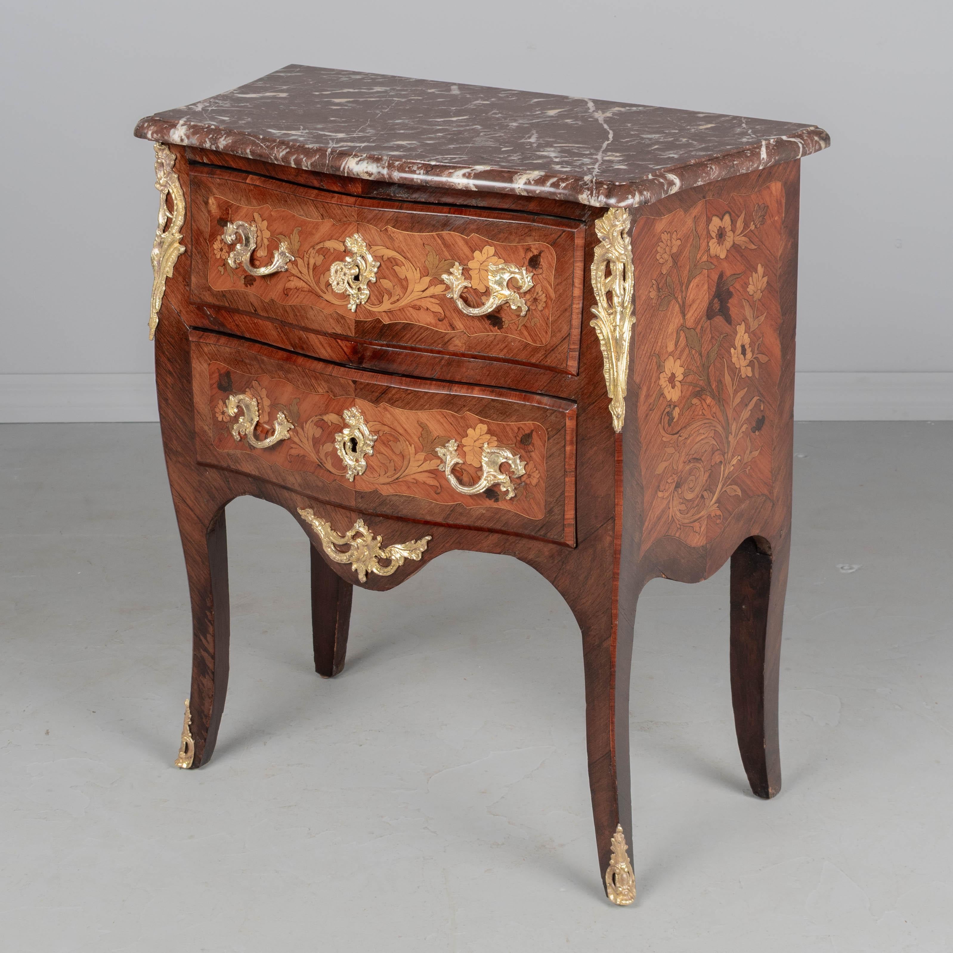 Calco Commode francese in stile Luigi XV con piano in marmo e intarsio in vendita