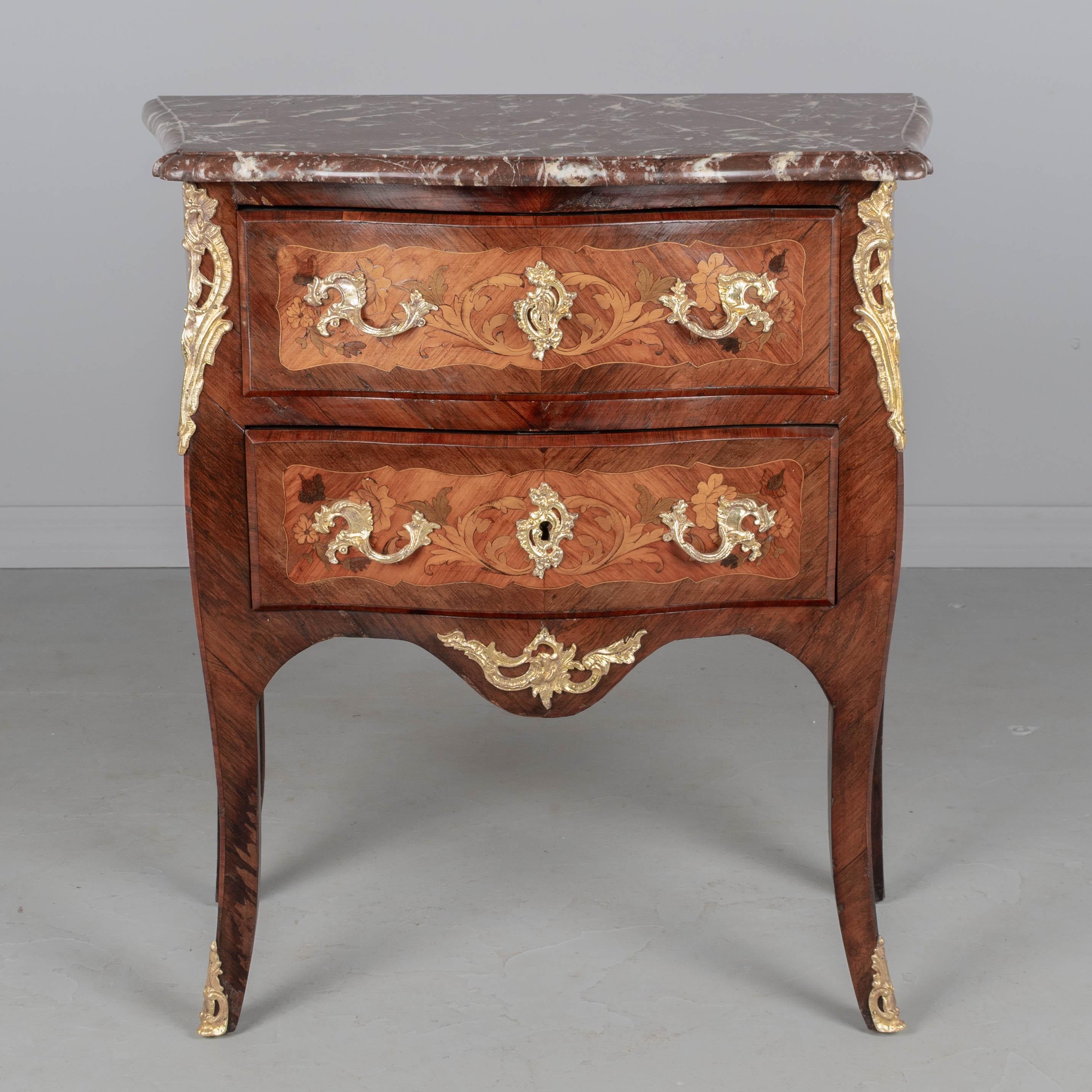 Commode francese in stile Luigi XV con piano in marmo e intarsio In condizioni buone in vendita a Winter Park, FL