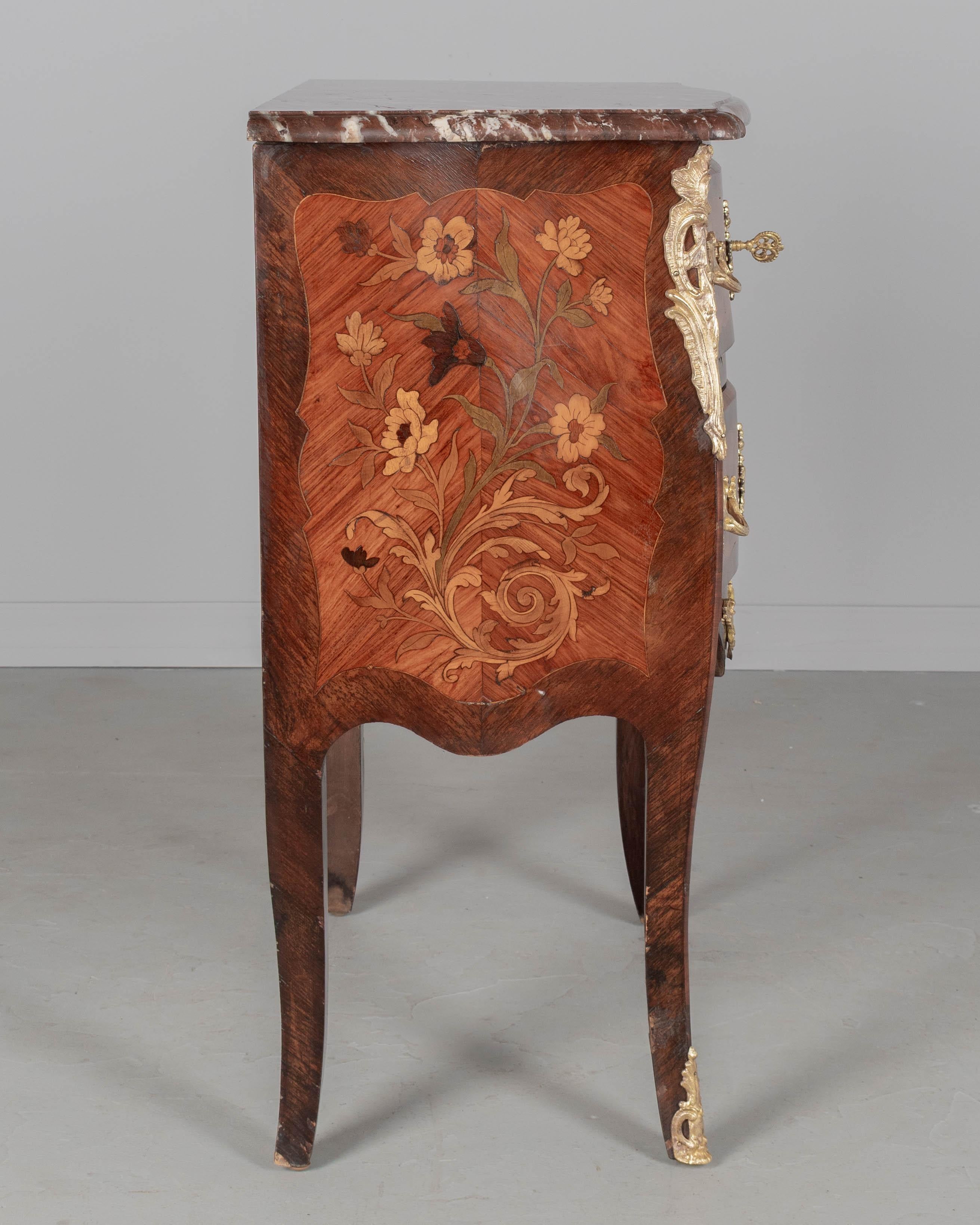Bronzo Commode francese in stile Luigi XV con piano in marmo e intarsio in vendita