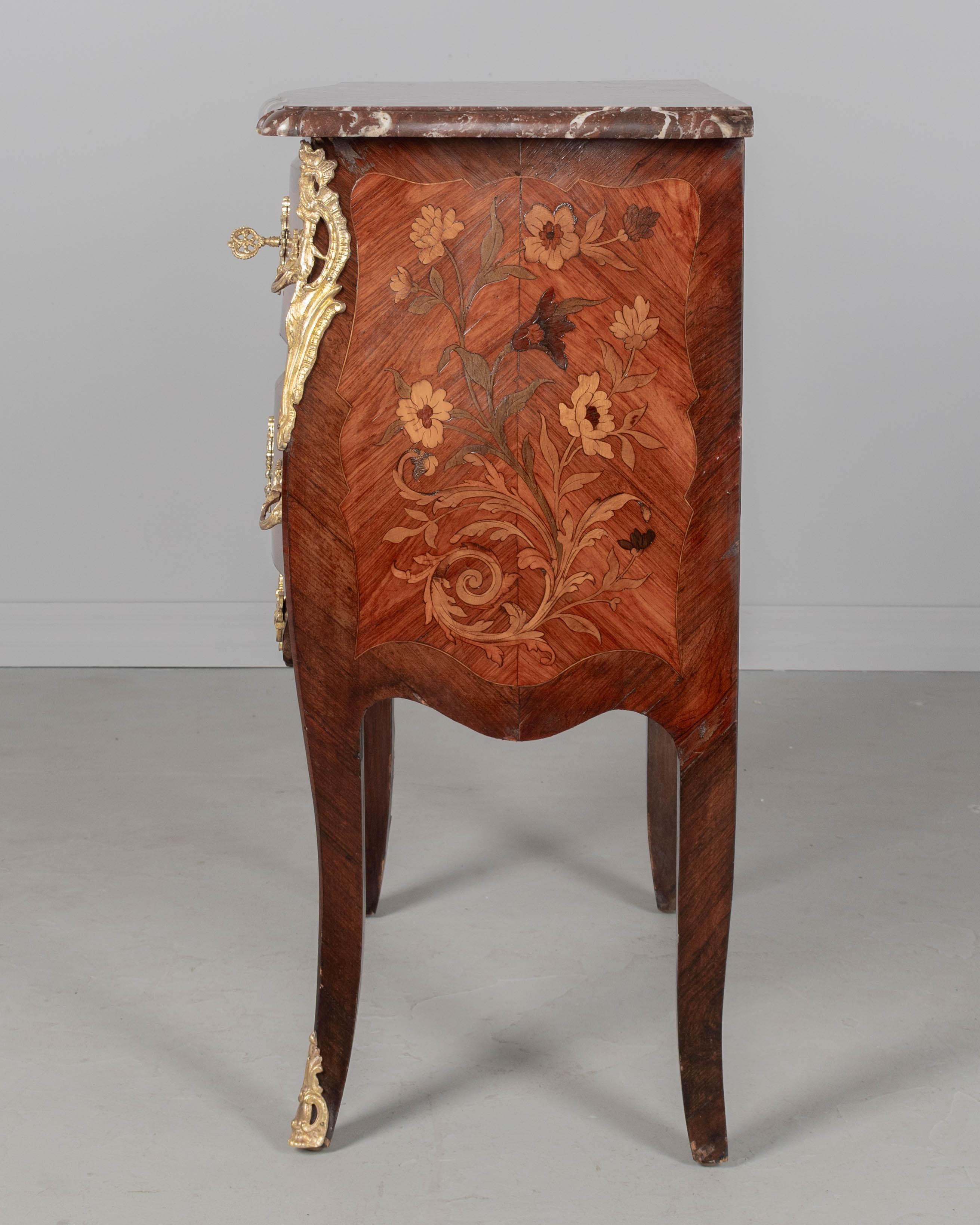 Commode francese in stile Luigi XV con piano in marmo e intarsio in vendita 1