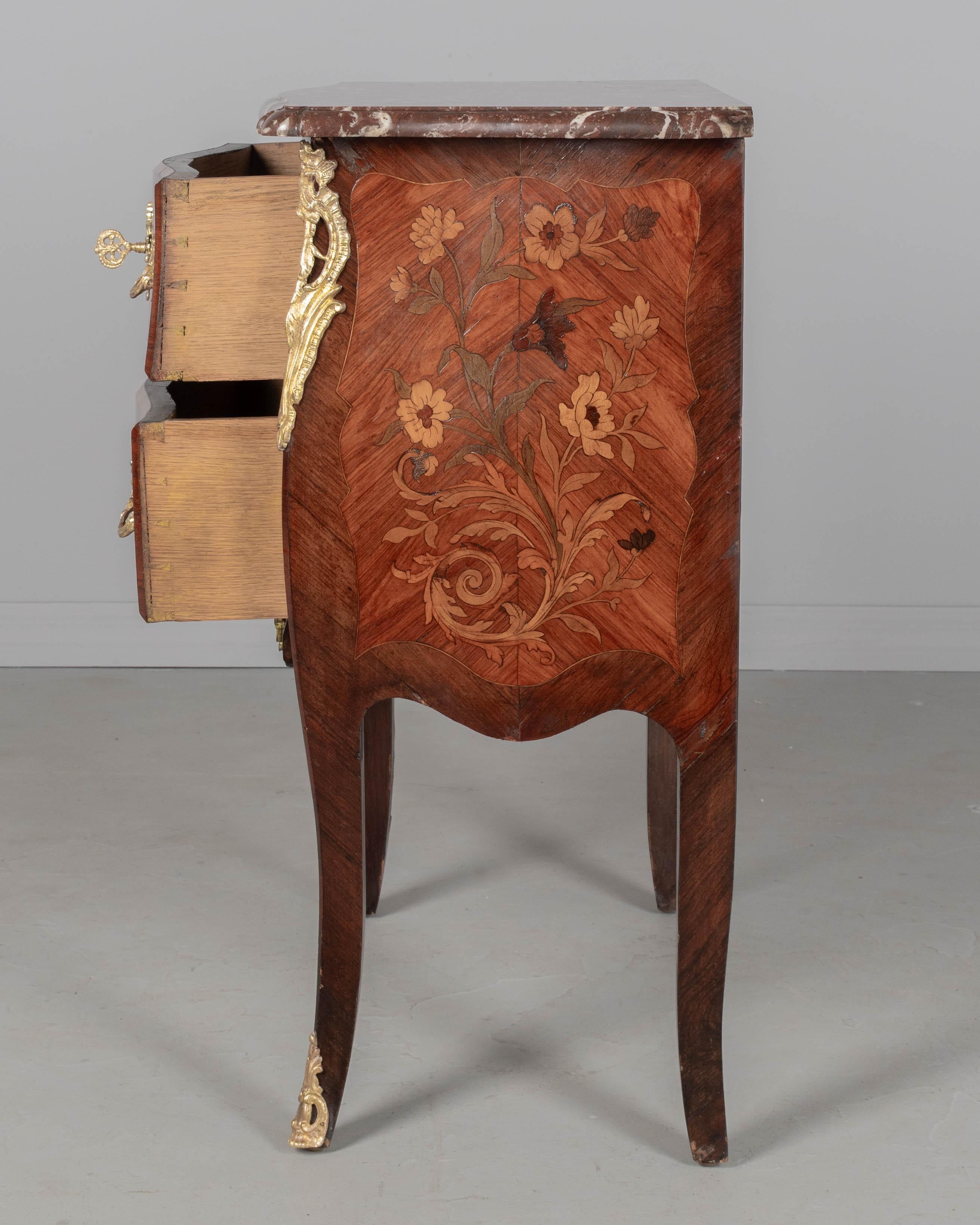 Commode francese in stile Luigi XV con piano in marmo e intarsio in vendita 2