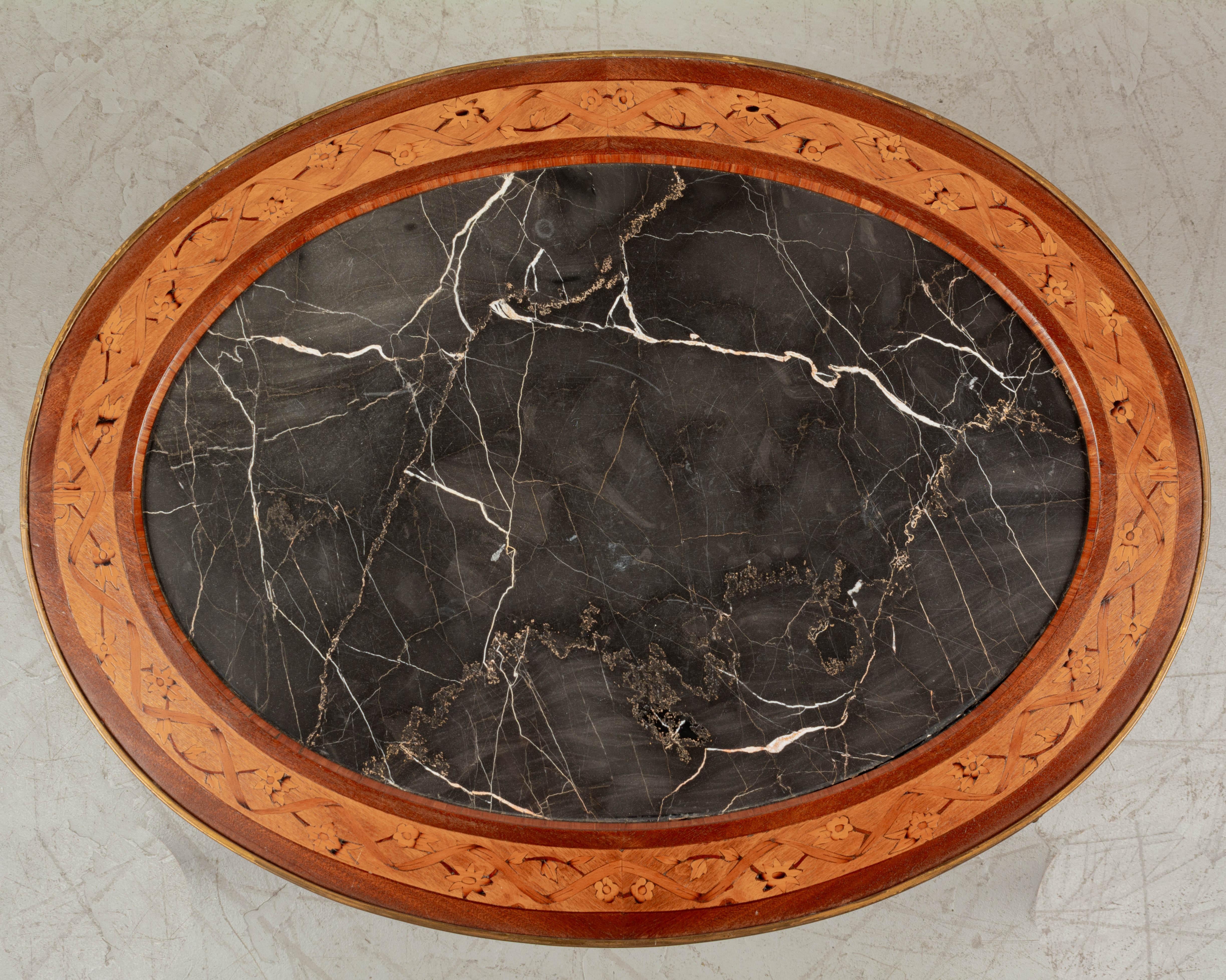 Table basse ovale de style Louis XV française avec plateau en marbre en vente 3