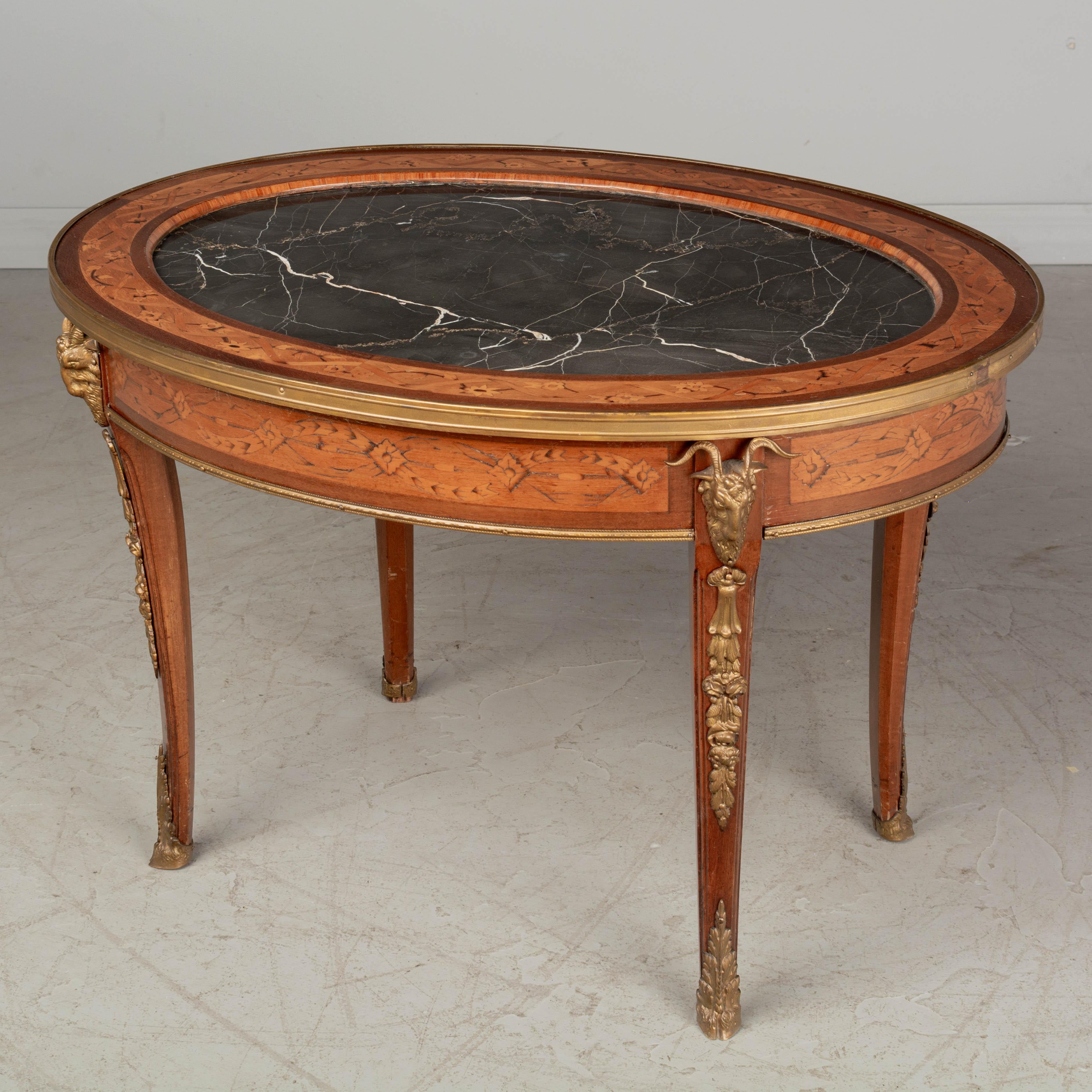 Fait main Table basse ovale de style Louis XV française avec plateau en marbre en vente