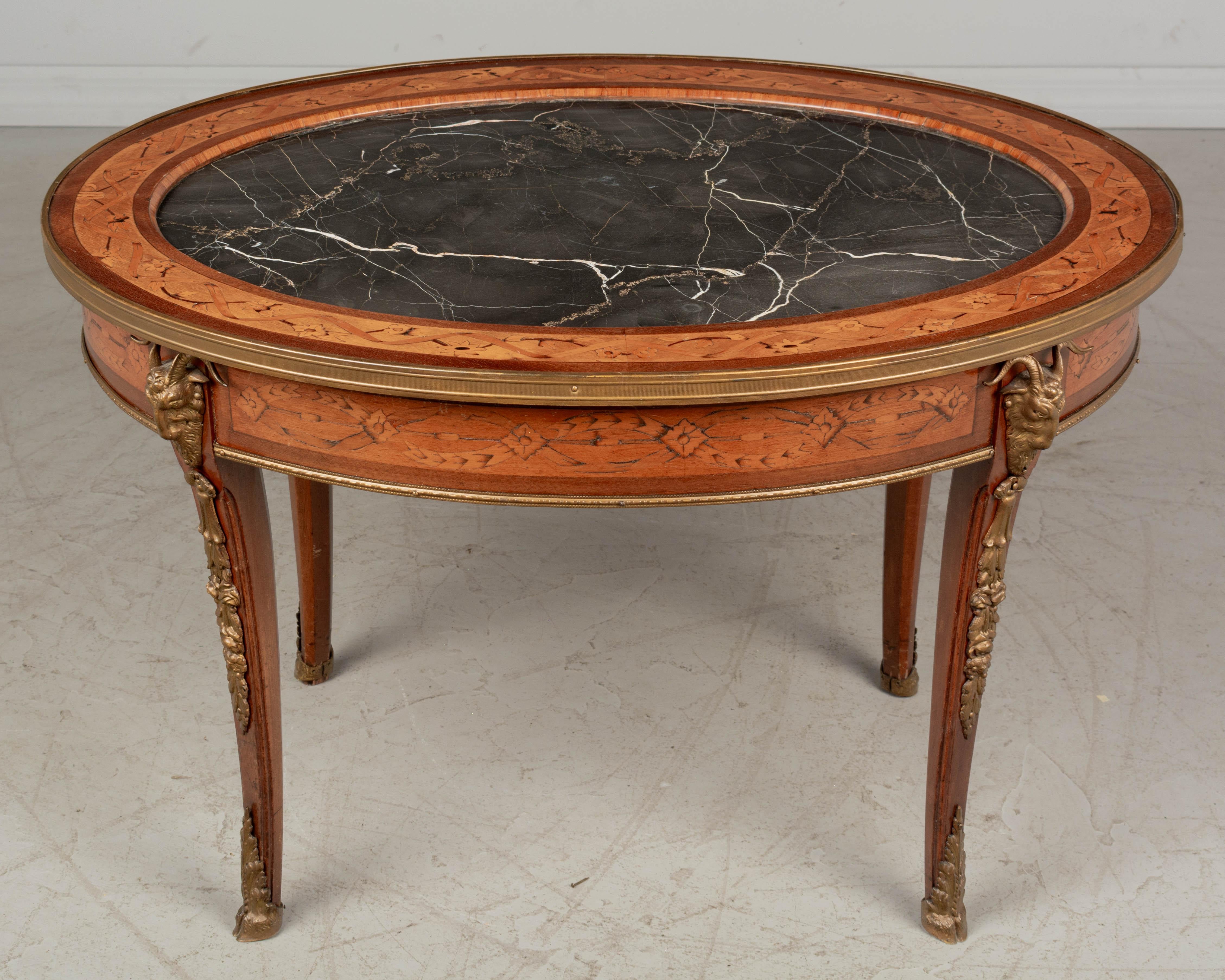Laiton Table basse ovale de style Louis XV française avec plateau en marbre en vente