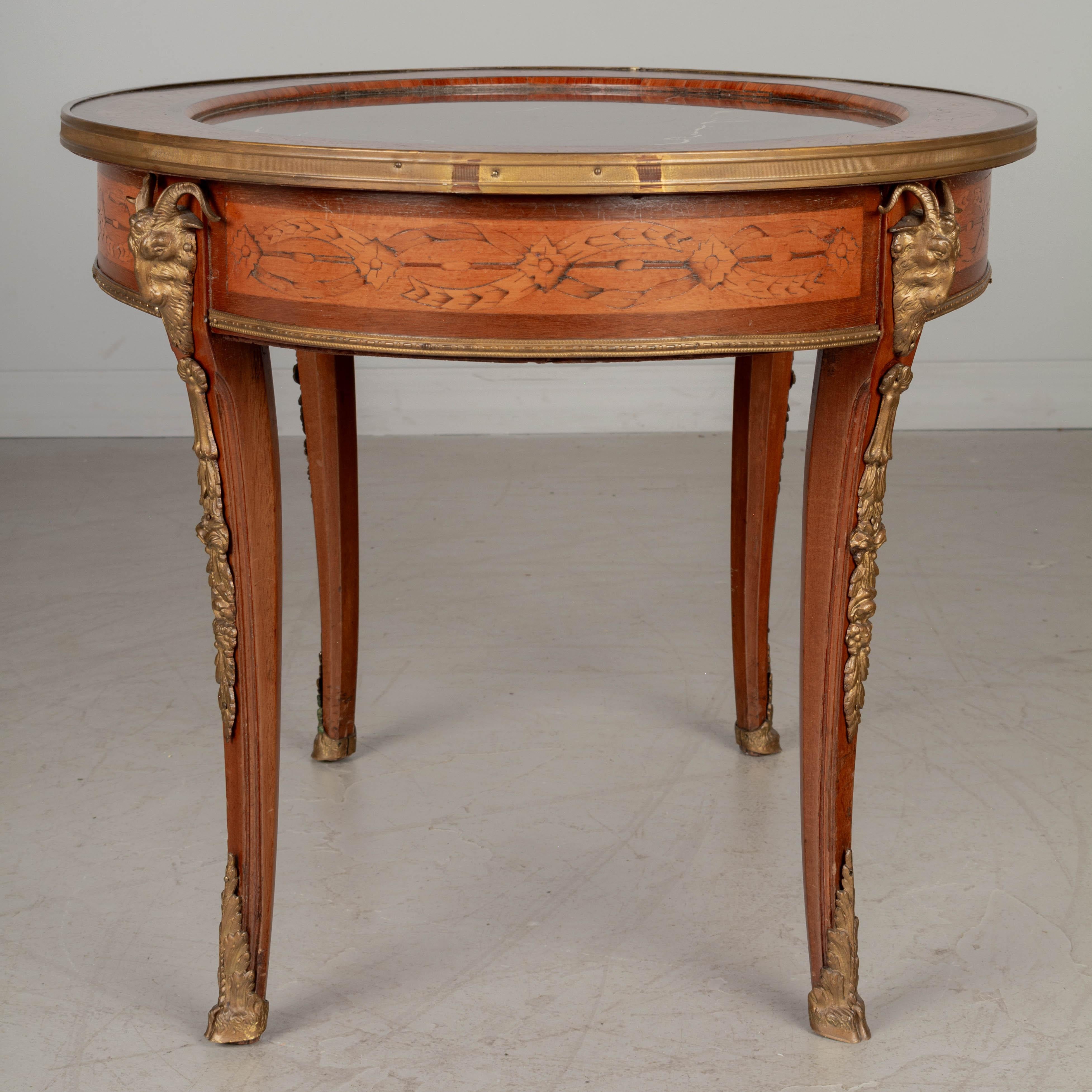 Table basse ovale de style Louis XV française avec plateau en marbre en vente 2