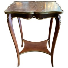 Table d'appoint française de style Louis XV à plateau en marbre, XIXe siècle