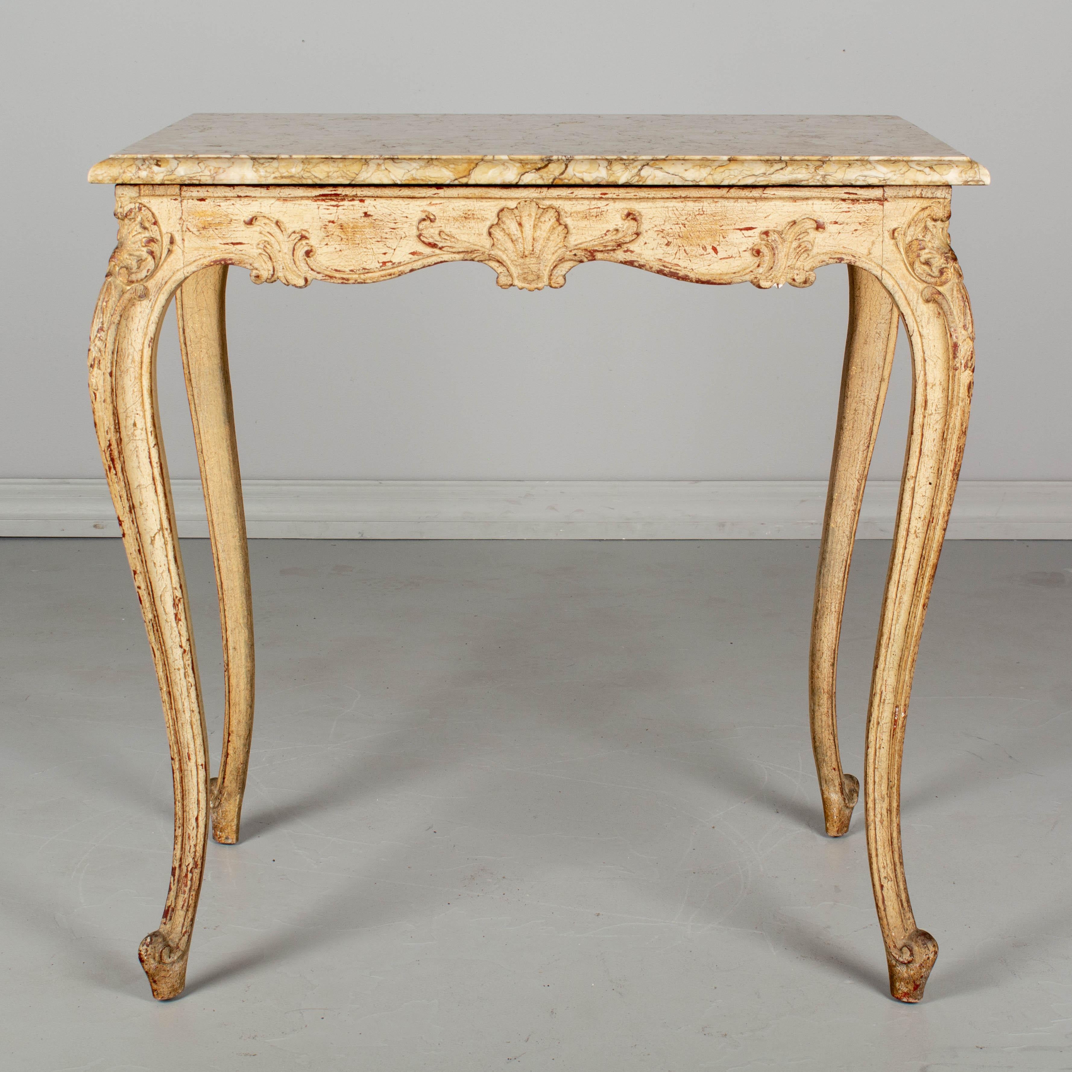 20ième siècle Table à plateau de marbre de style Louis XV du début du 20e siècle en vente