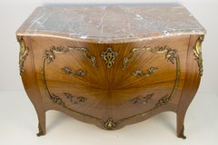 Commode française de style Louis XV avec dessus en marbre et monture en bronze