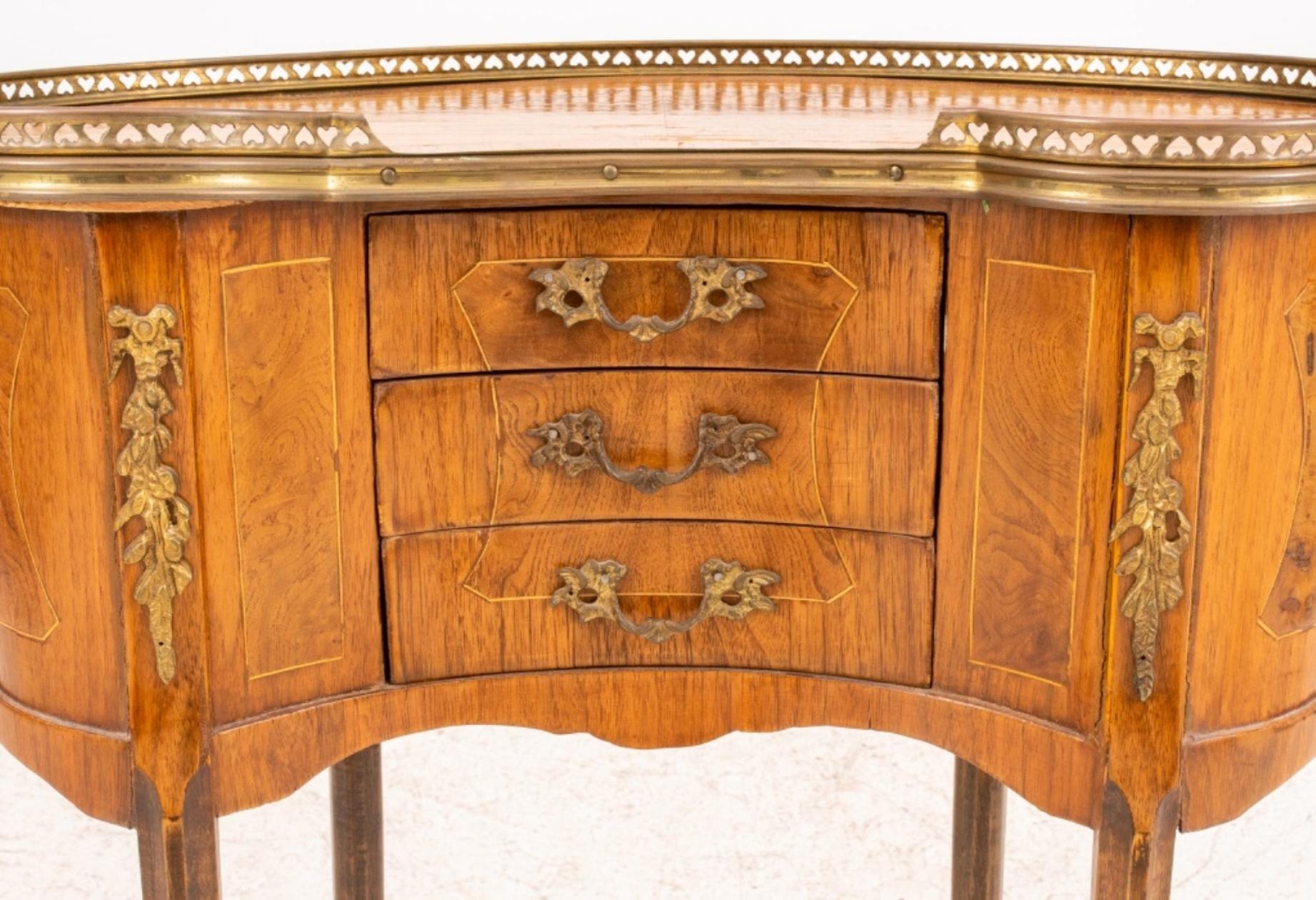 French Louis XV Style Marquetry Bean Side Table In Good Condition In New York, NY