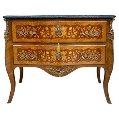 Commode française de style Louis XV en marqueterie, avec plateau en marbre et ferrures en laiton
