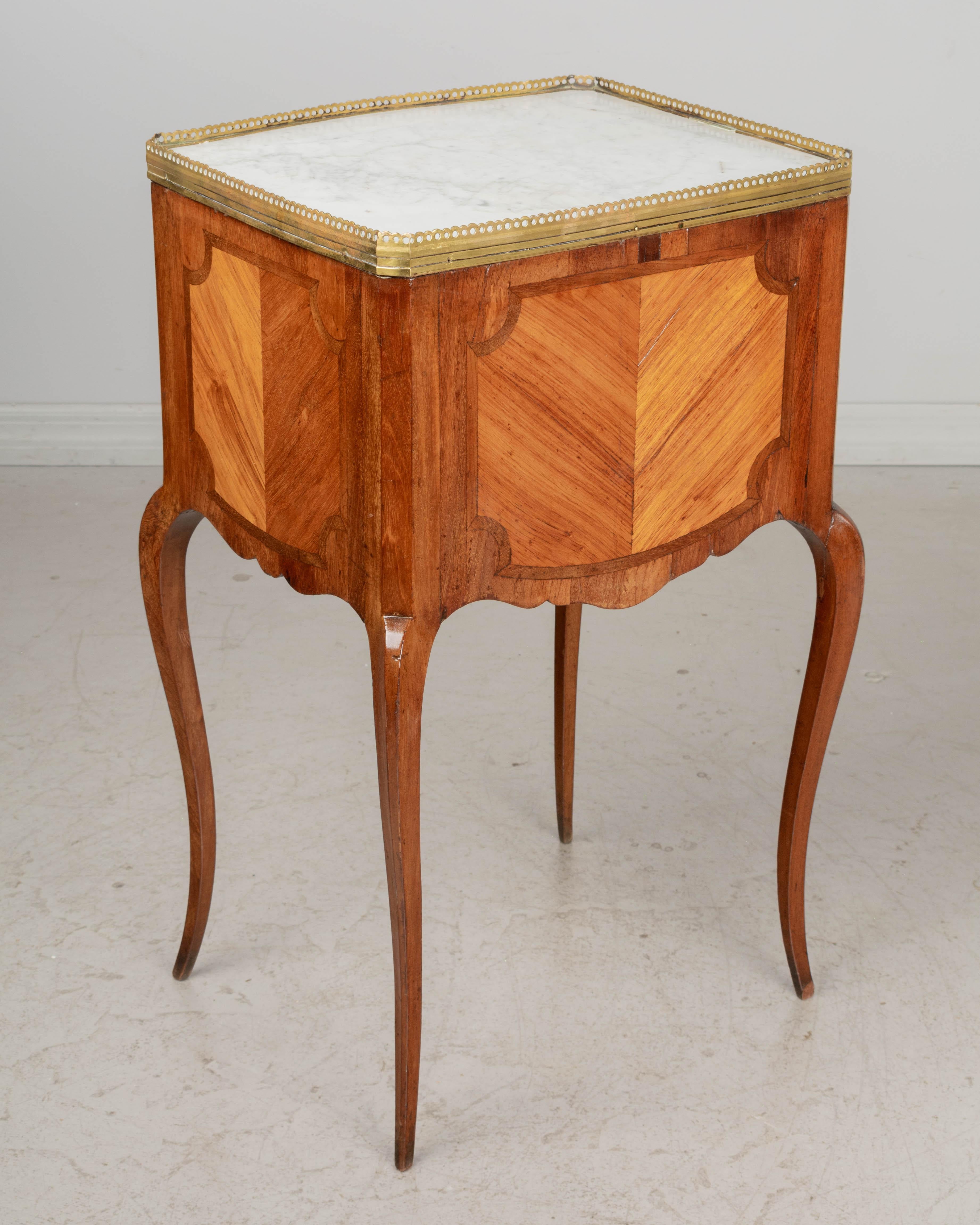 French Louis XV Style Marquetry Side Table In Good Condition For Sale In Winter Park, FL