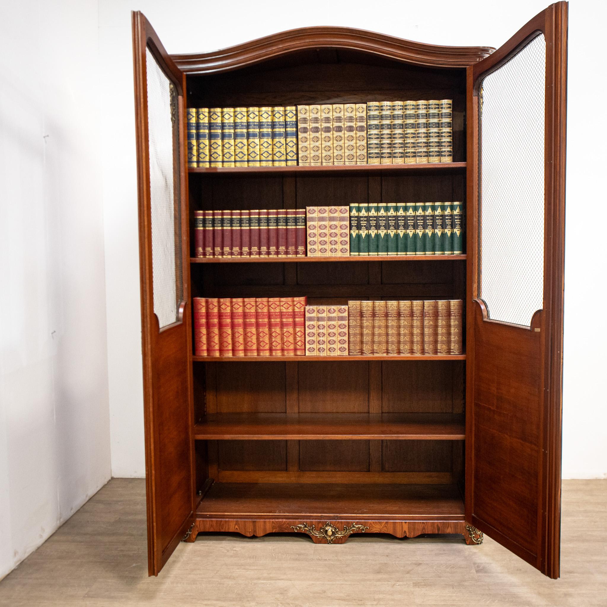 A fine quality French Louis XV style bookcase dating to around 1900, this piece has a really beautiful quartered veneer patterning to the sides and doors, with crossbanding, stringing and ormolu decoration. The doors are unglazed, with wire mesh in