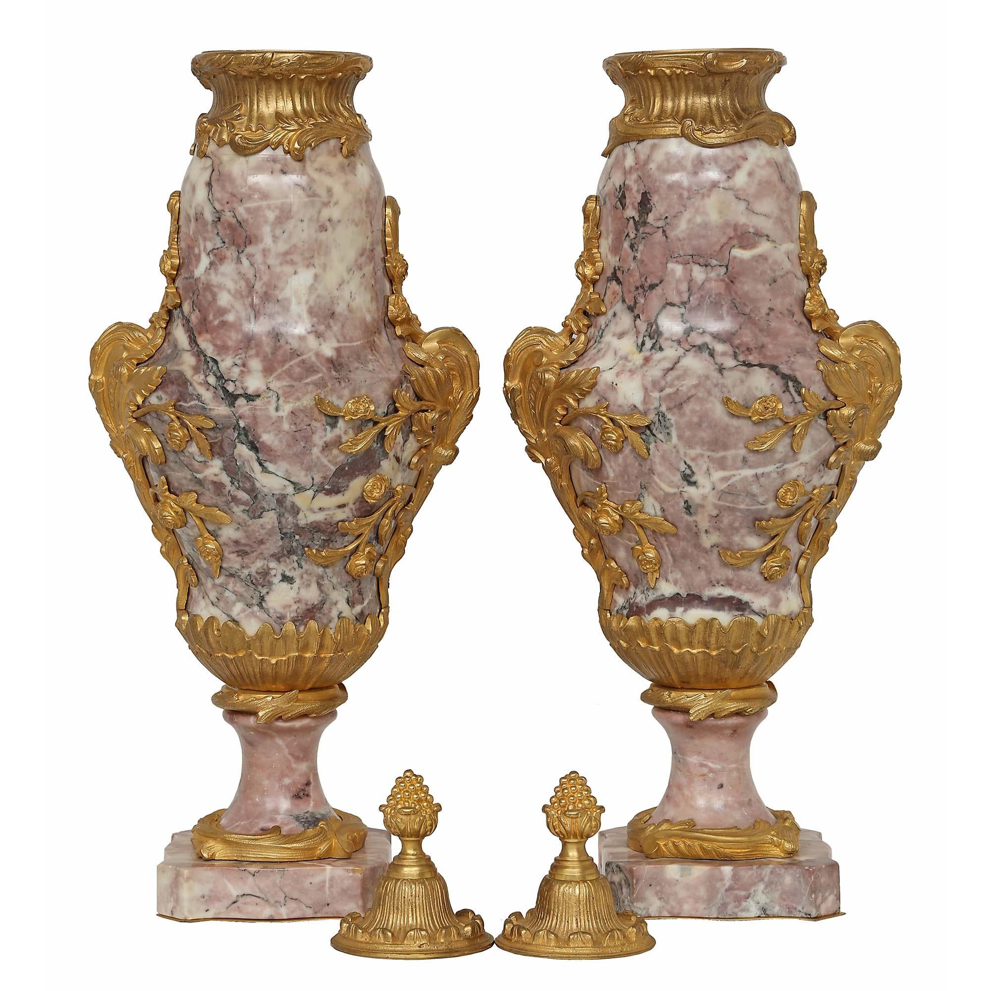 Français Cassolettes françaises de style Louis XV du milieu du XIXe siècle en bronze doré et marbre en vente