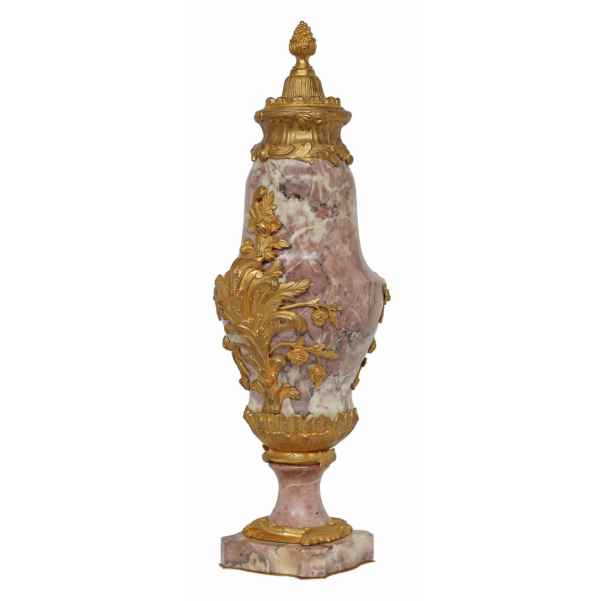 Französische Cassolettes aus Goldbronze und Marmor im Louis XV.-Stil aus der Mitte des 19. Jahrhunderts im Angebot 2