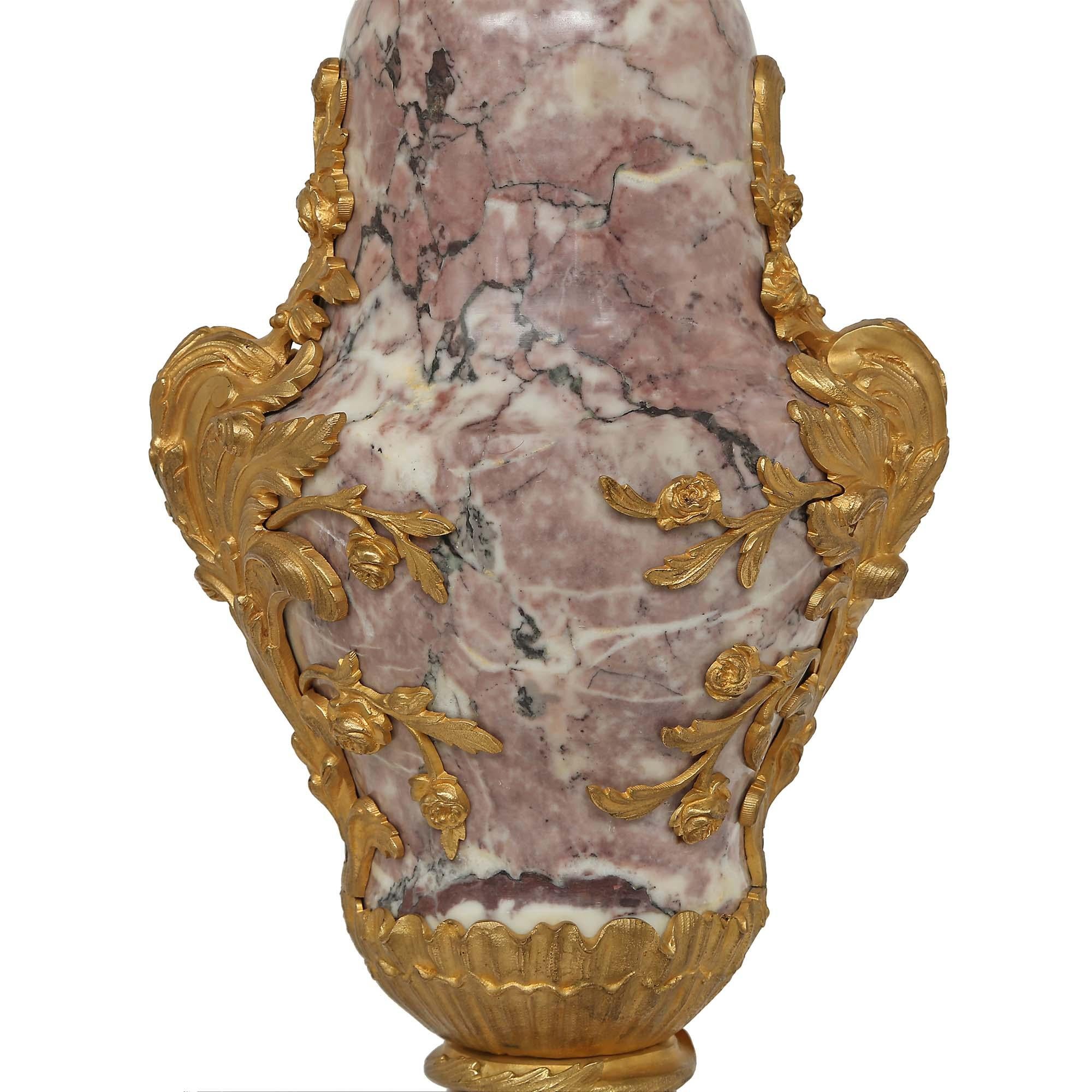 Französische Cassolettes aus Goldbronze und Marmor im Louis XV.-Stil aus der Mitte des 19. Jahrhunderts im Angebot 4