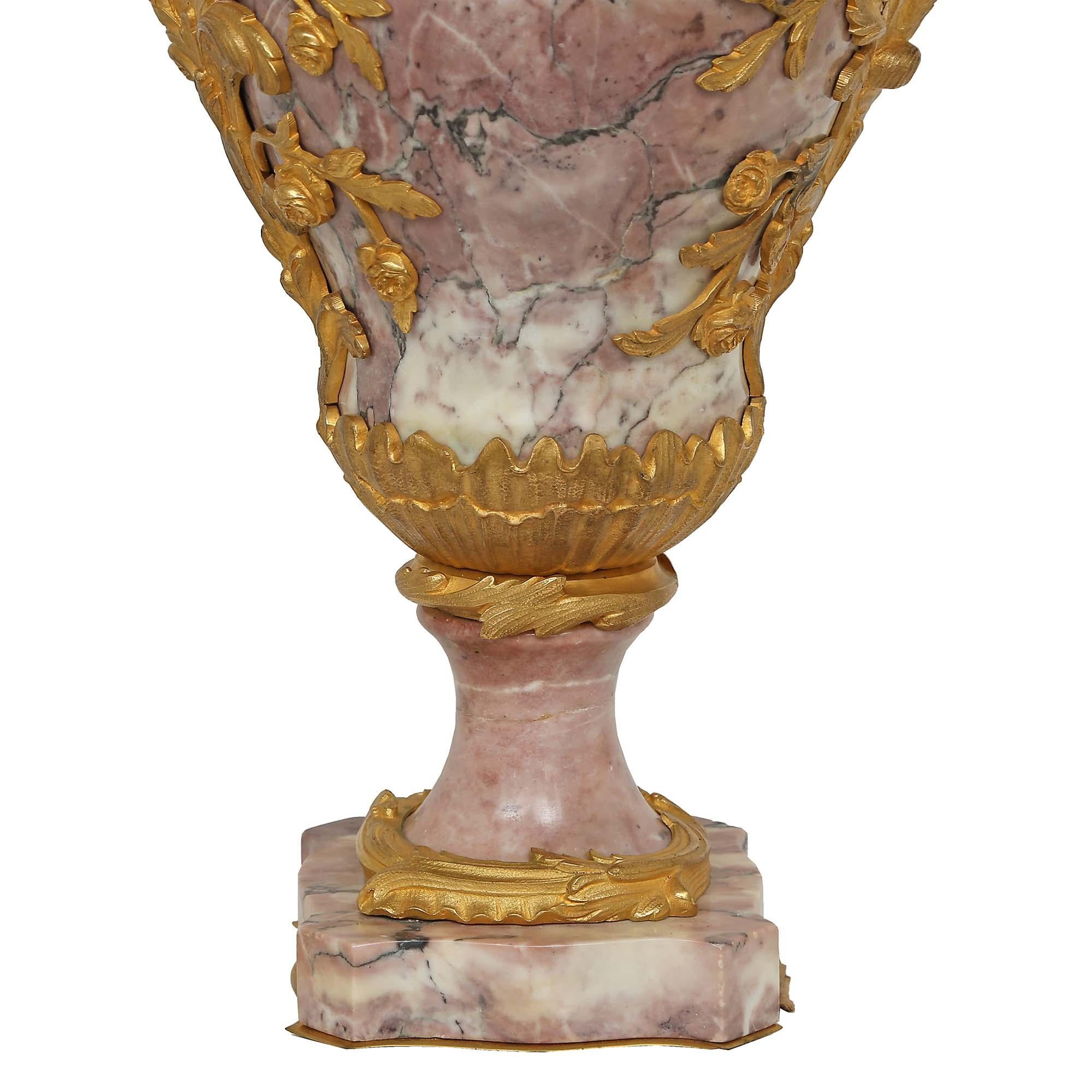 Cassolettes françaises de style Louis XV du milieu du XIXe siècle en bronze doré et marbre en vente 3