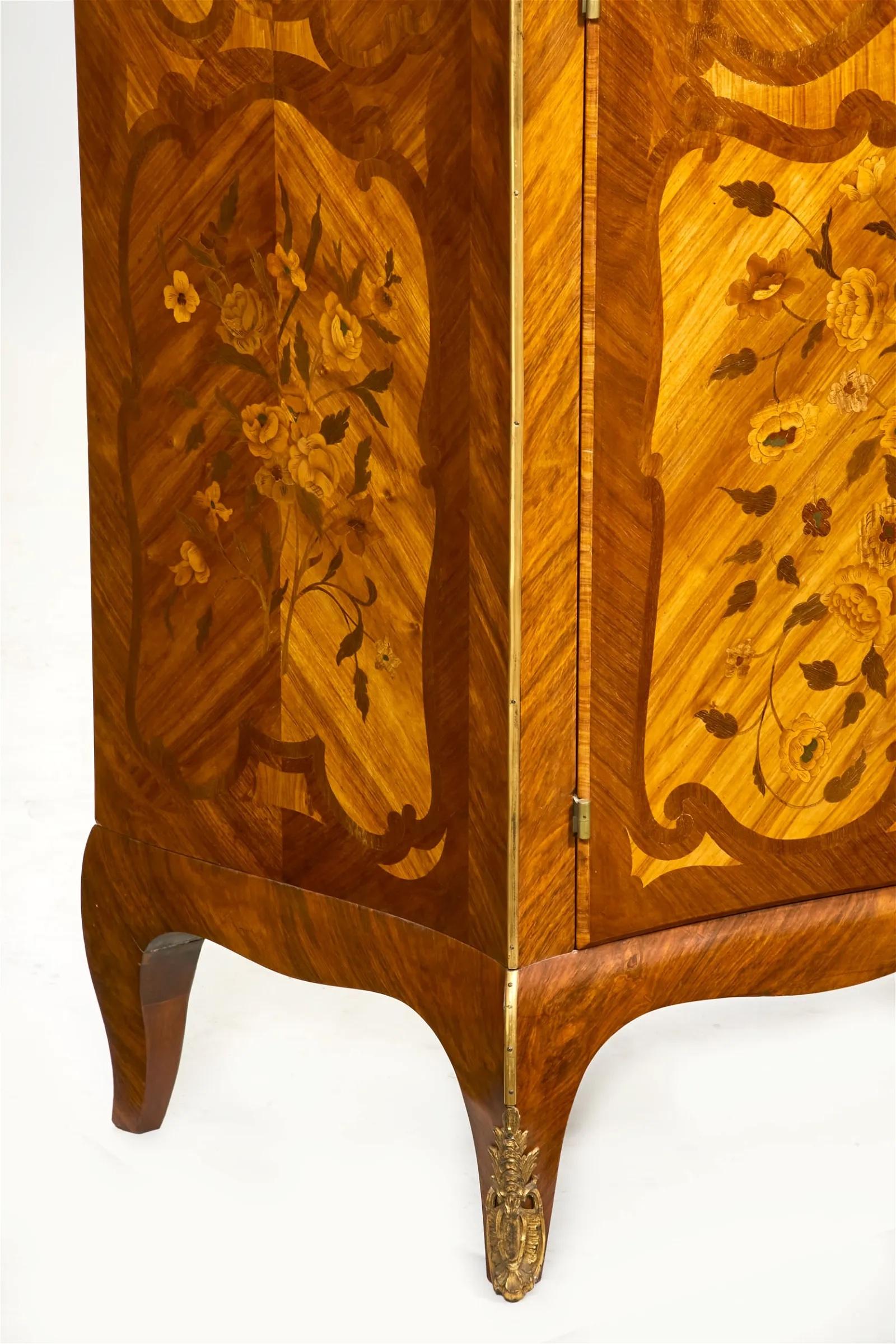 Armoire ancienne en marqueterie de Woods mixtes de style Louis XV Circa 1890 en vente 3