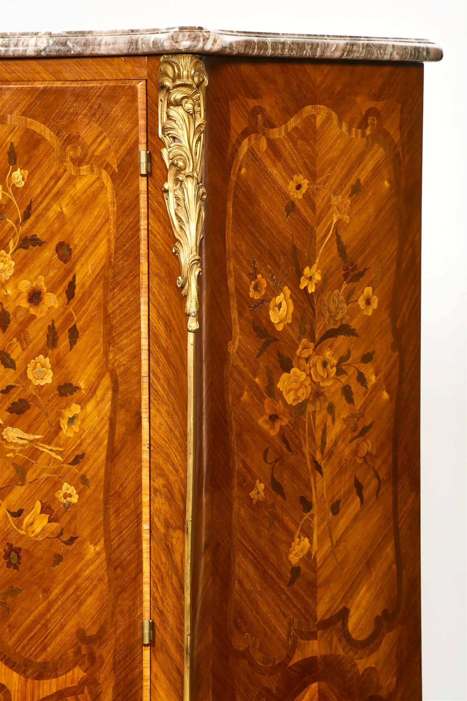 Armoire ancienne en marqueterie de Woods mixtes de style Louis XV Circa 1890 Bon état - En vente à Los Angeles, CA