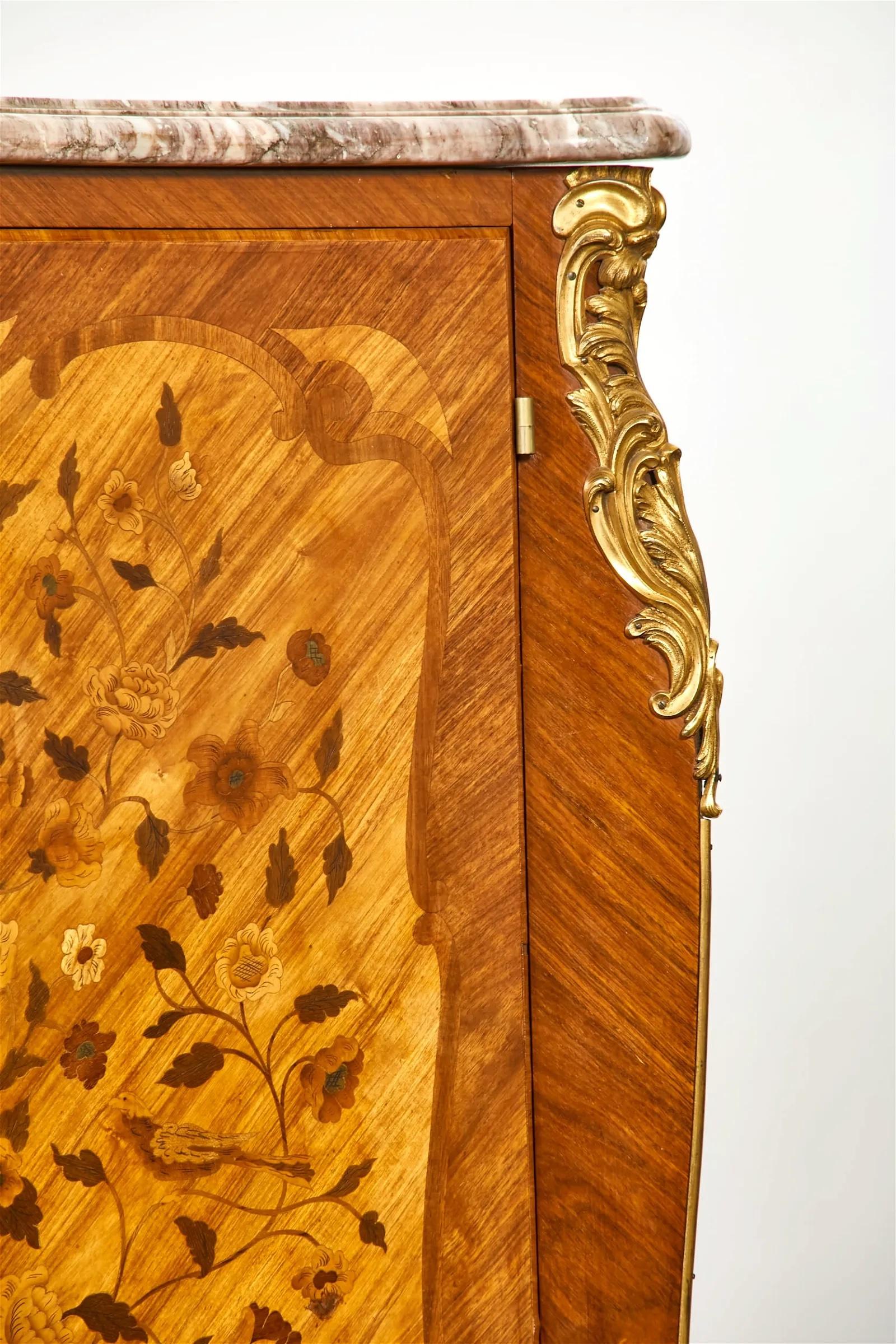 Armoire ancienne en marqueterie de Woods mixtes de style Louis XV Circa 1890 en vente 1