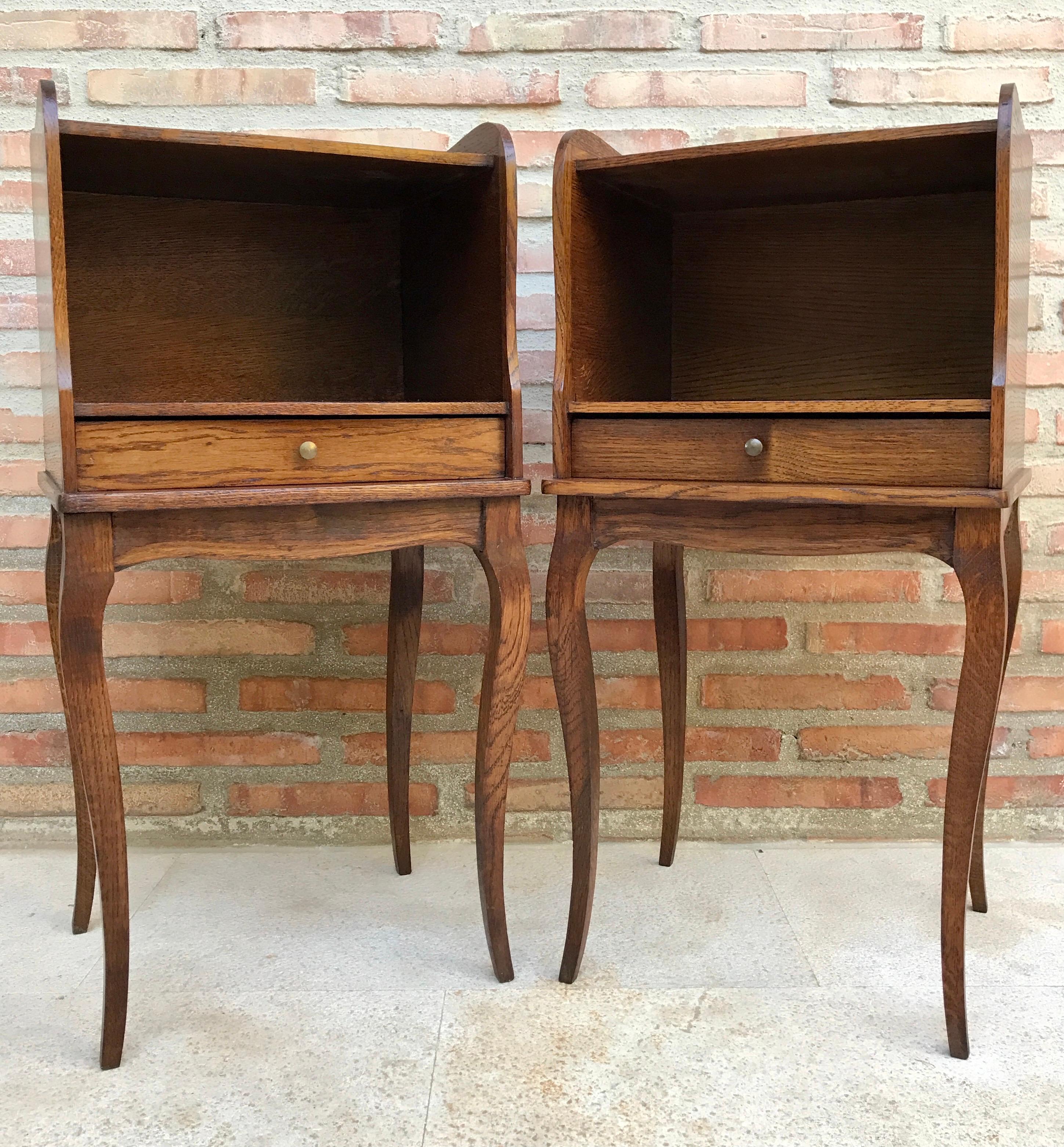 Elegant pair of coffee tables or bedside tables in antique Louis XV style from the 1960s, rare and fine in walnut. This pair of bedside tables has particularly slim legs. In the front they have a comfortable drawer and an open shelf. Pair of really